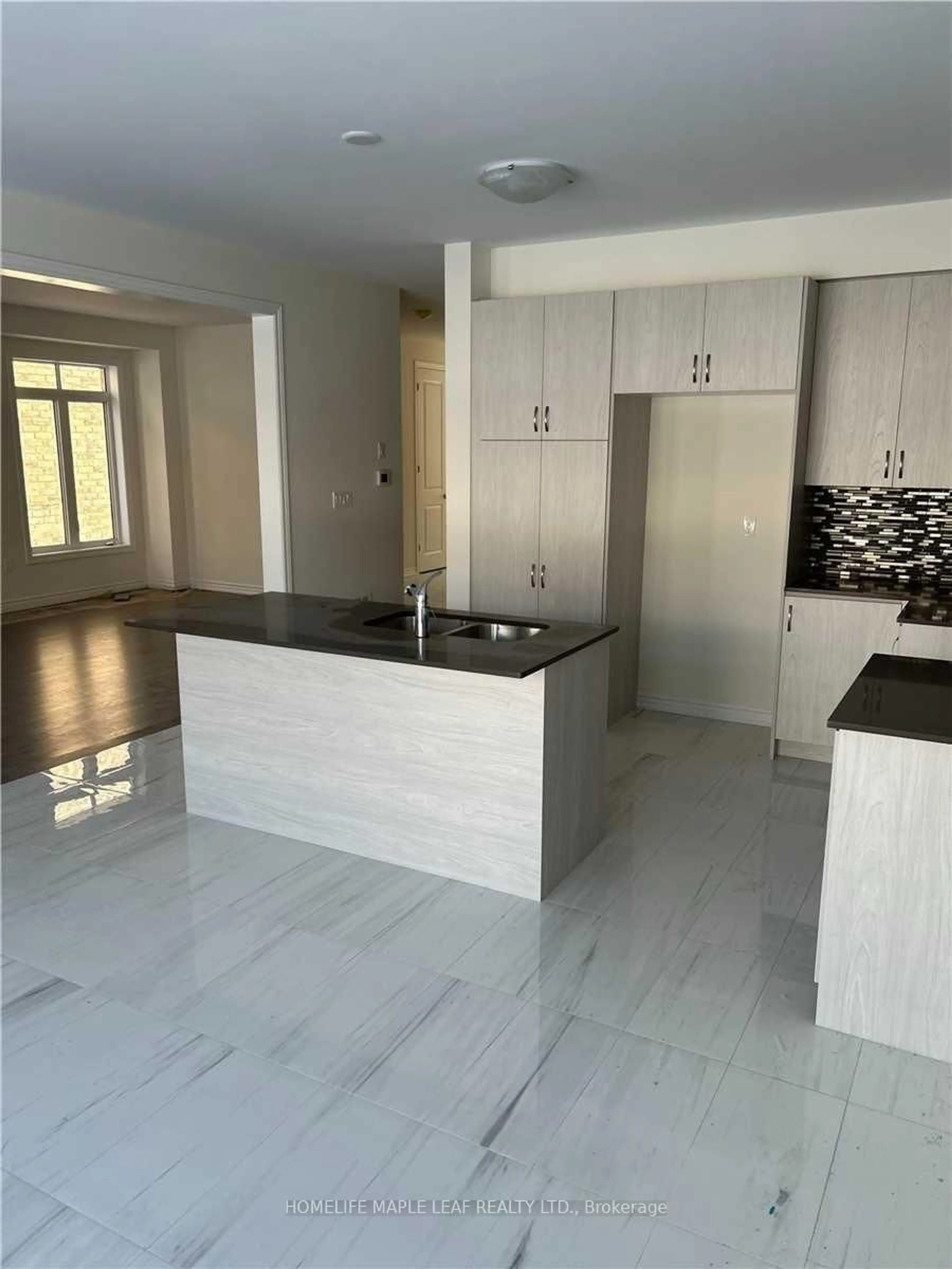 Open concept kitchen, ceramic/tile floor for 177 Ferragine Cres, Bradford West Gwillimbury Ontario L3Z 4K1