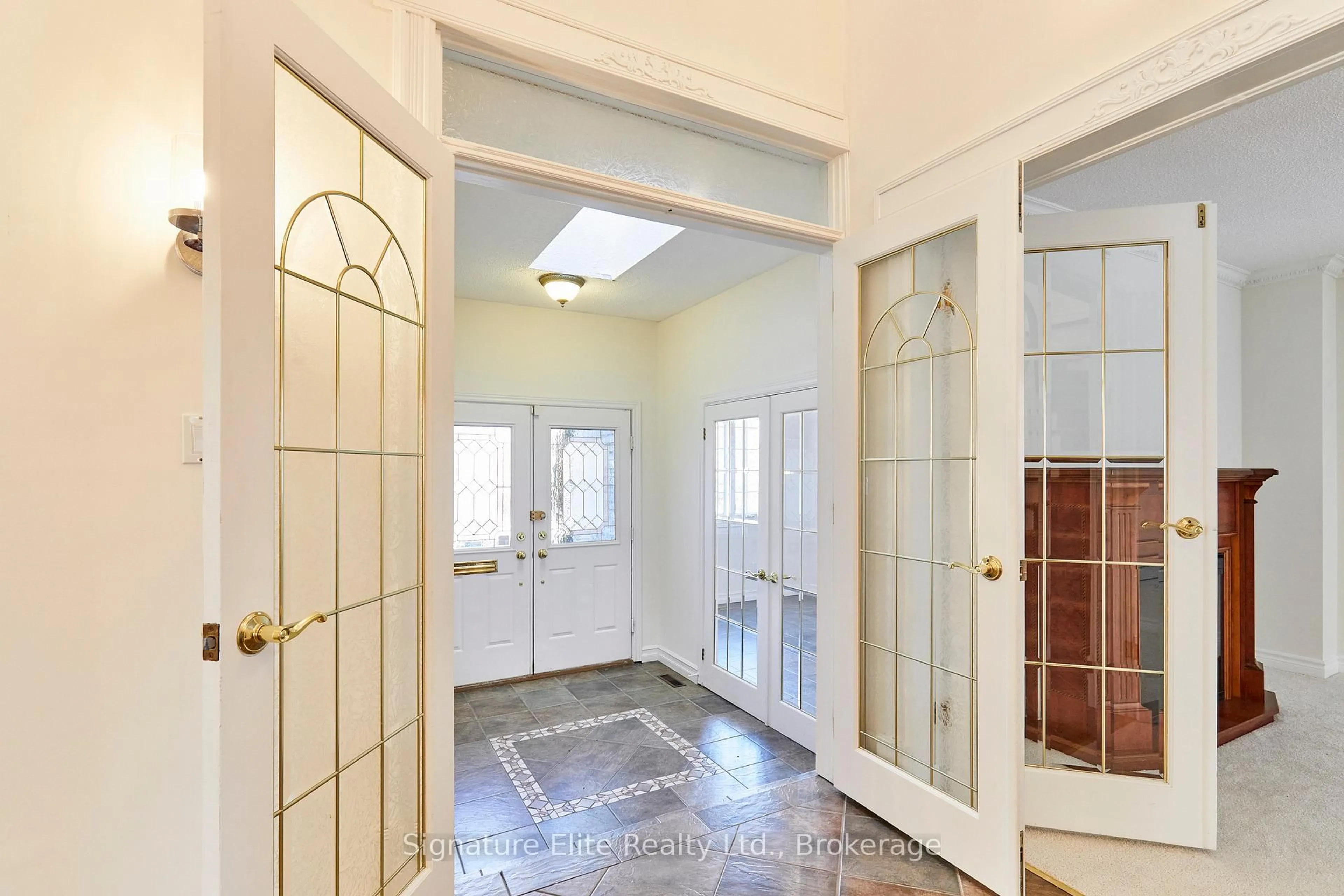Indoor entryway for 351 Kirby Cres, Newmarket Ontario L3X 1G8