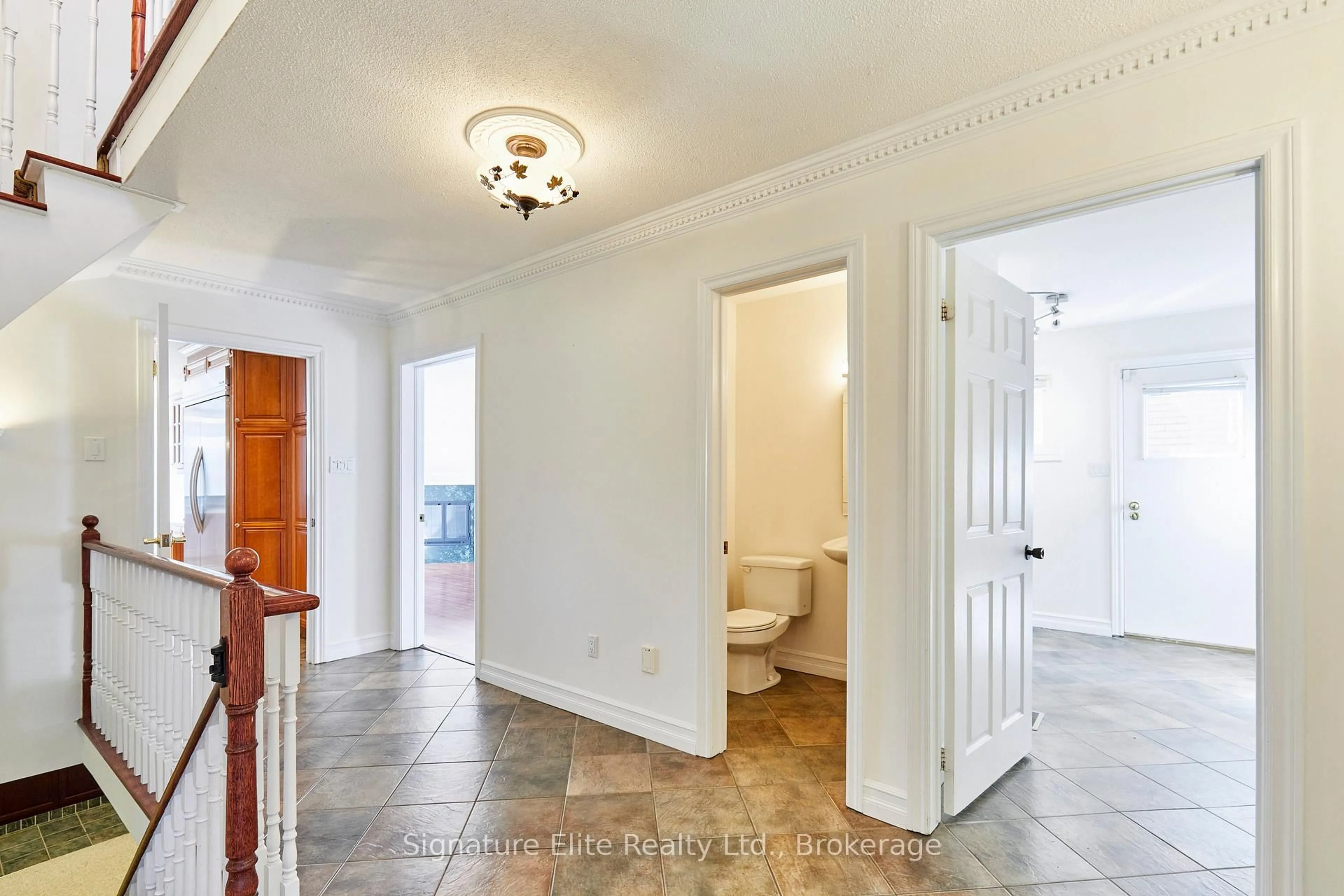 Indoor entryway for 351 Kirby Cres, Newmarket Ontario L3X 1G8