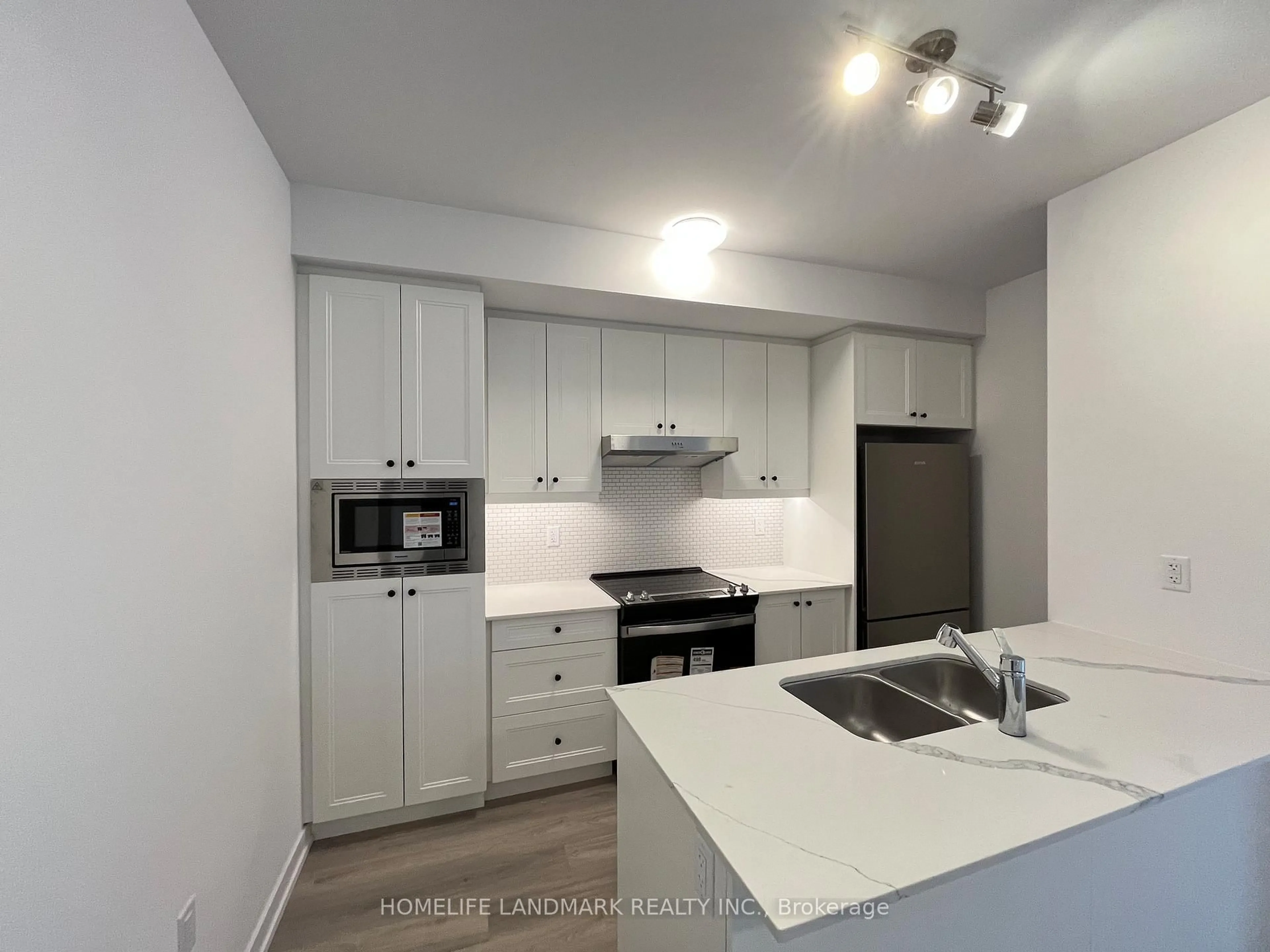 Standard kitchen, unknown for 5 Bancroft Lane #319, Richmond Hill Ontario L4E 1M1