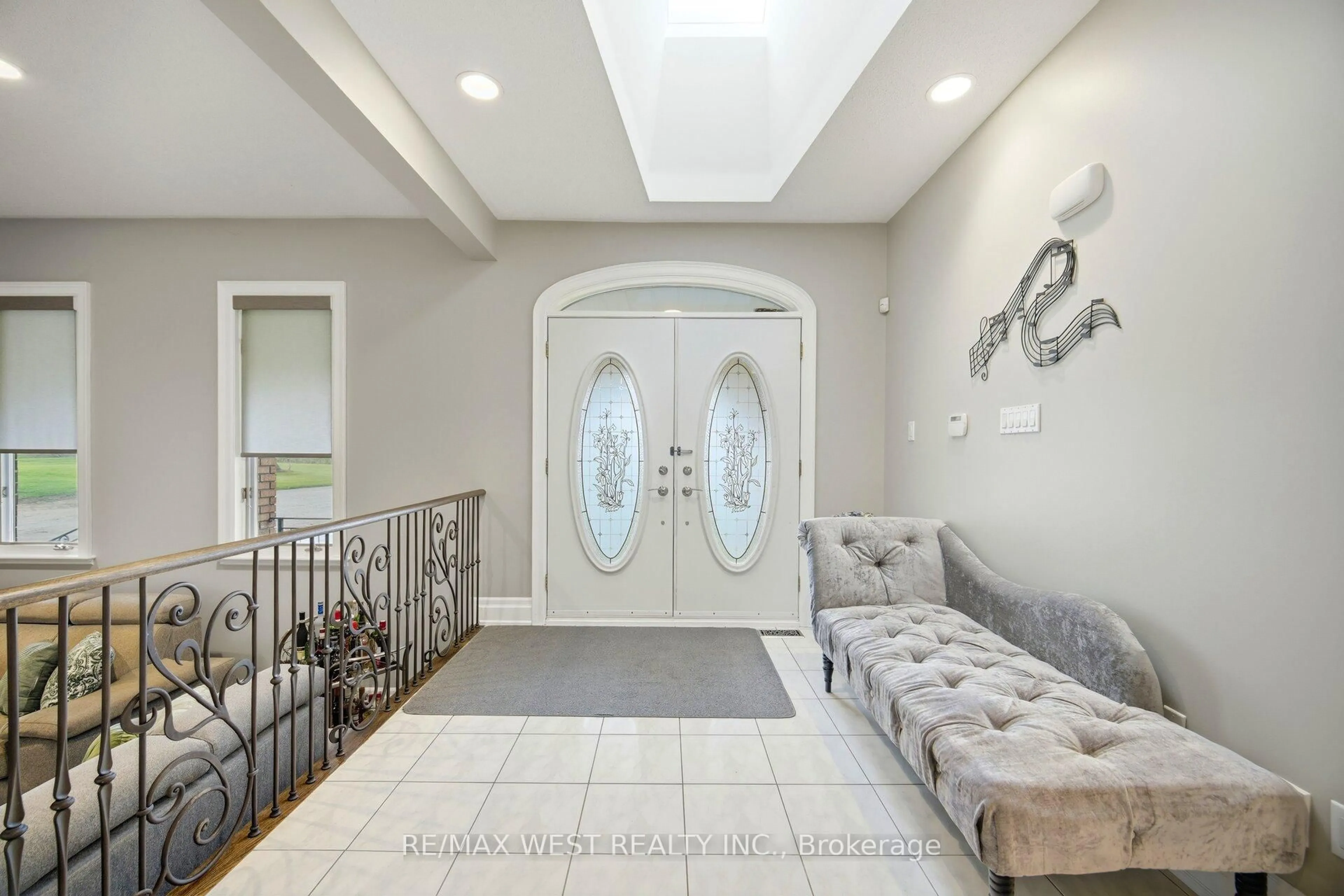 Indoor entryway for 1779 Line 13, Bradford West Gwillimbury Ontario L0L 1R0