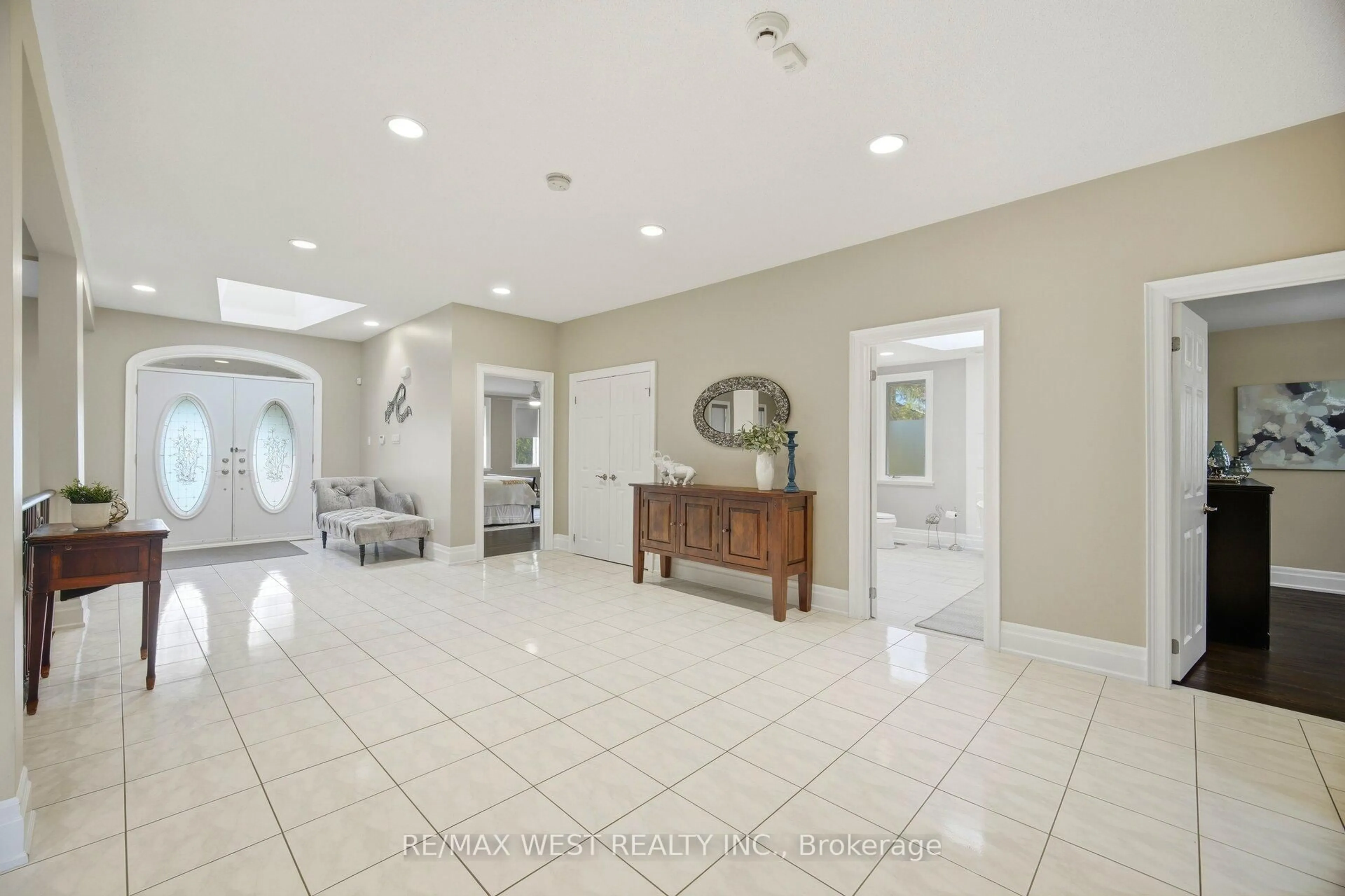 Indoor foyer for 1779 Line 13, Bradford West Gwillimbury Ontario L0L 1R0