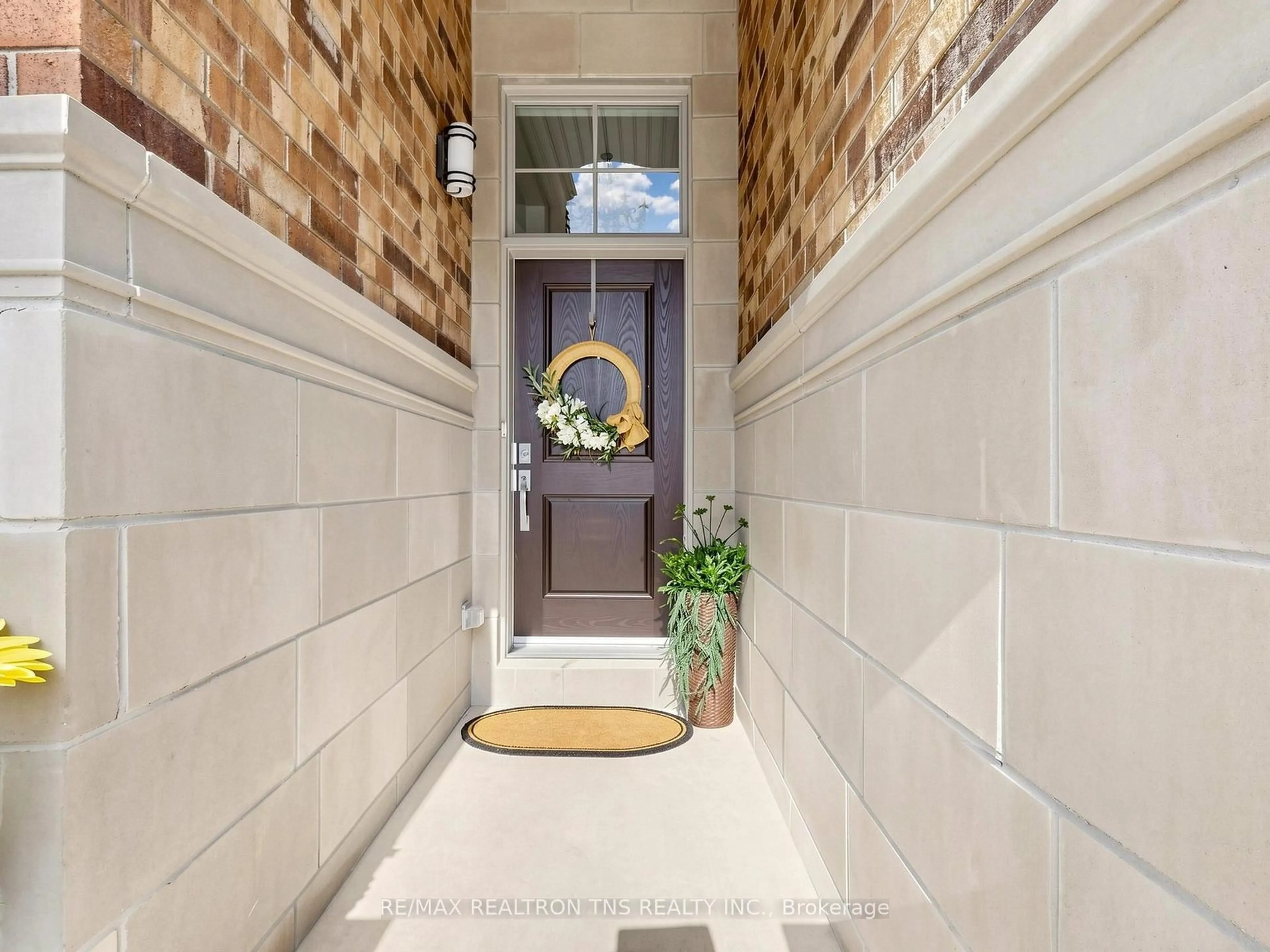 Indoor entryway for 47 Divon Lane, Richmond Hill Ontario L4B 0G4