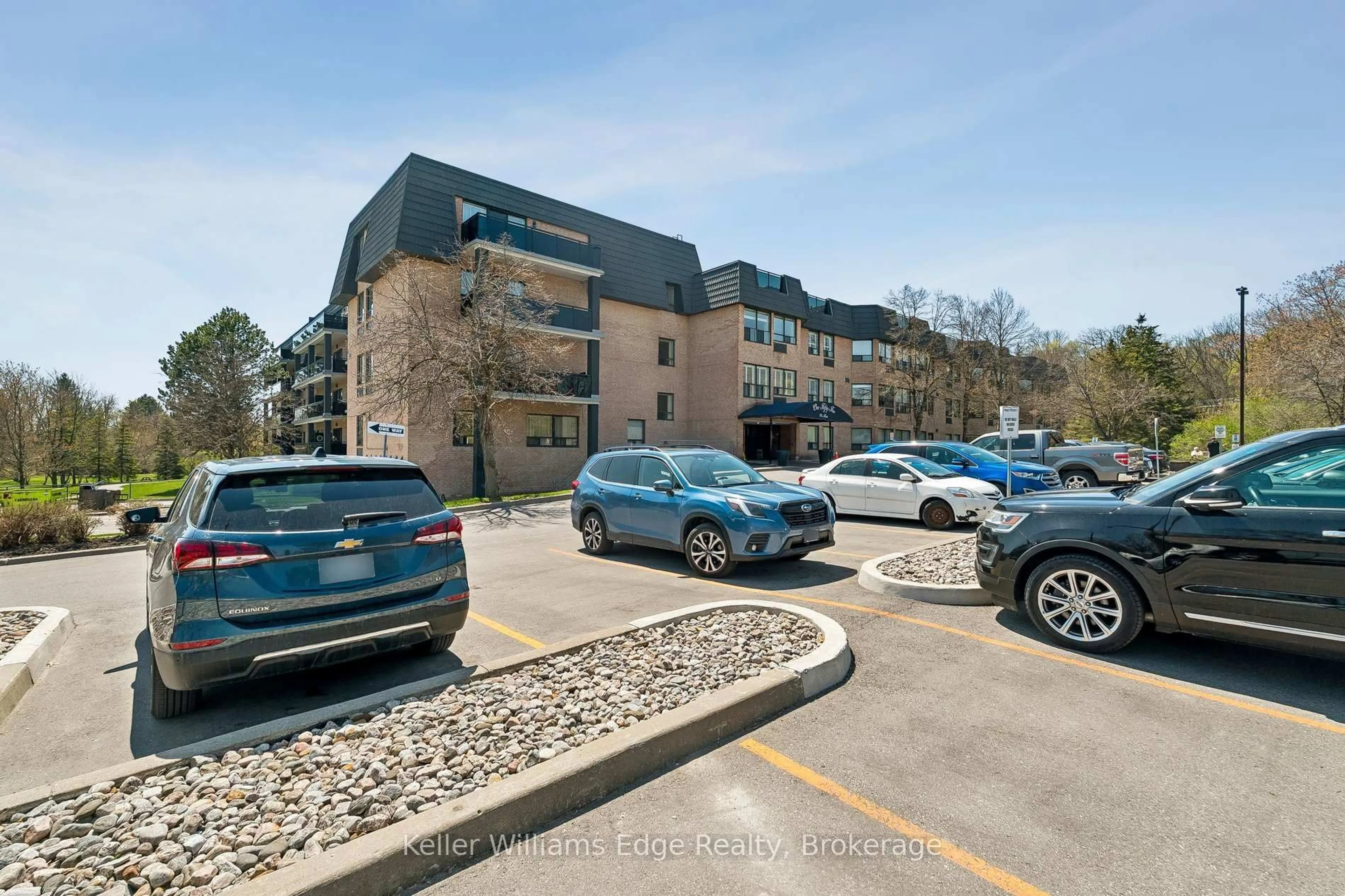 A pic from outside/outdoor area/front of a property/back of a property/a pic from drone, unknown for 155 Main St #327, Newmarket Ontario L3Y 8C2