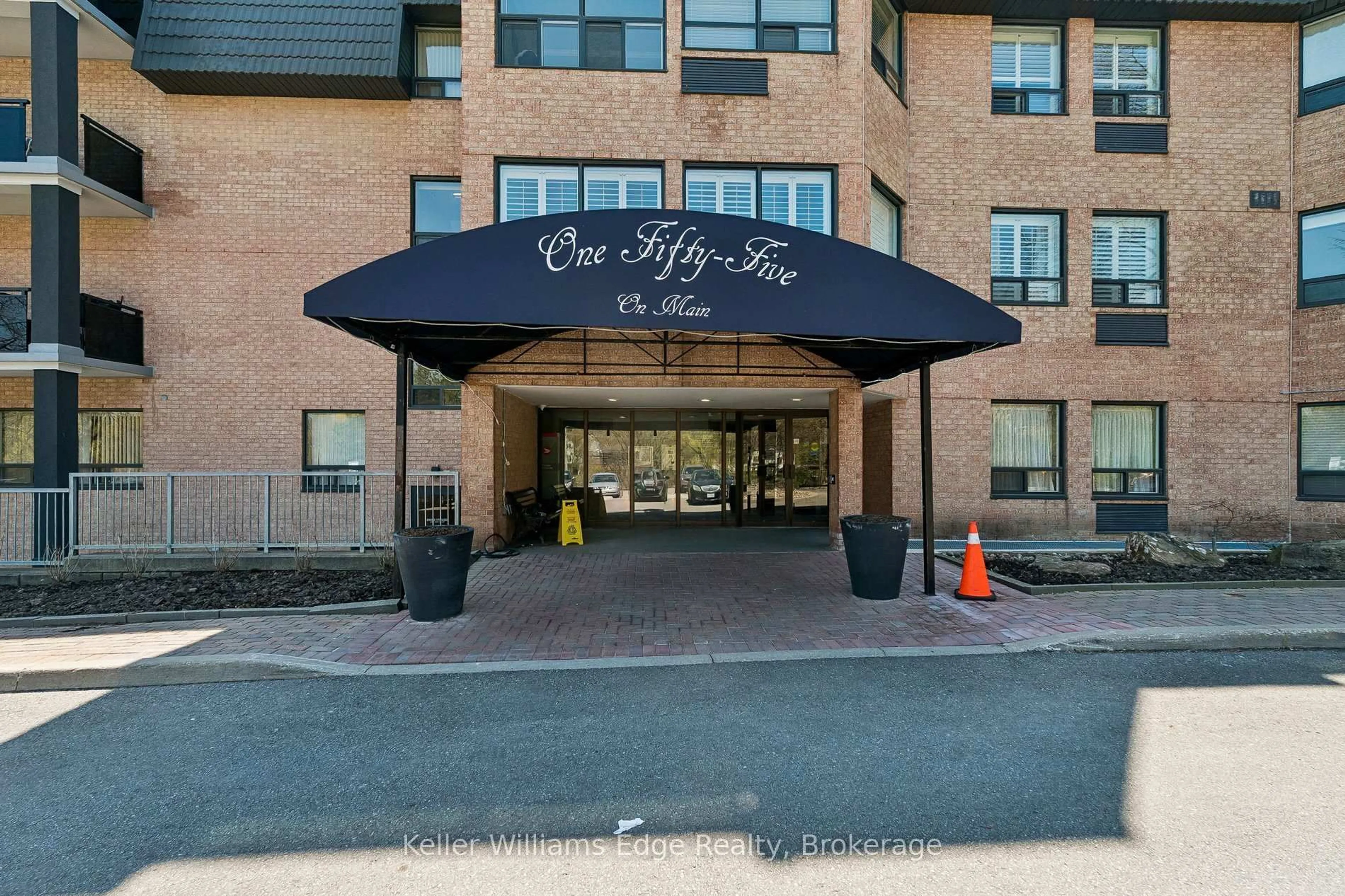 Indoor foyer for 155 Main St #327, Newmarket Ontario L3Y 8C2