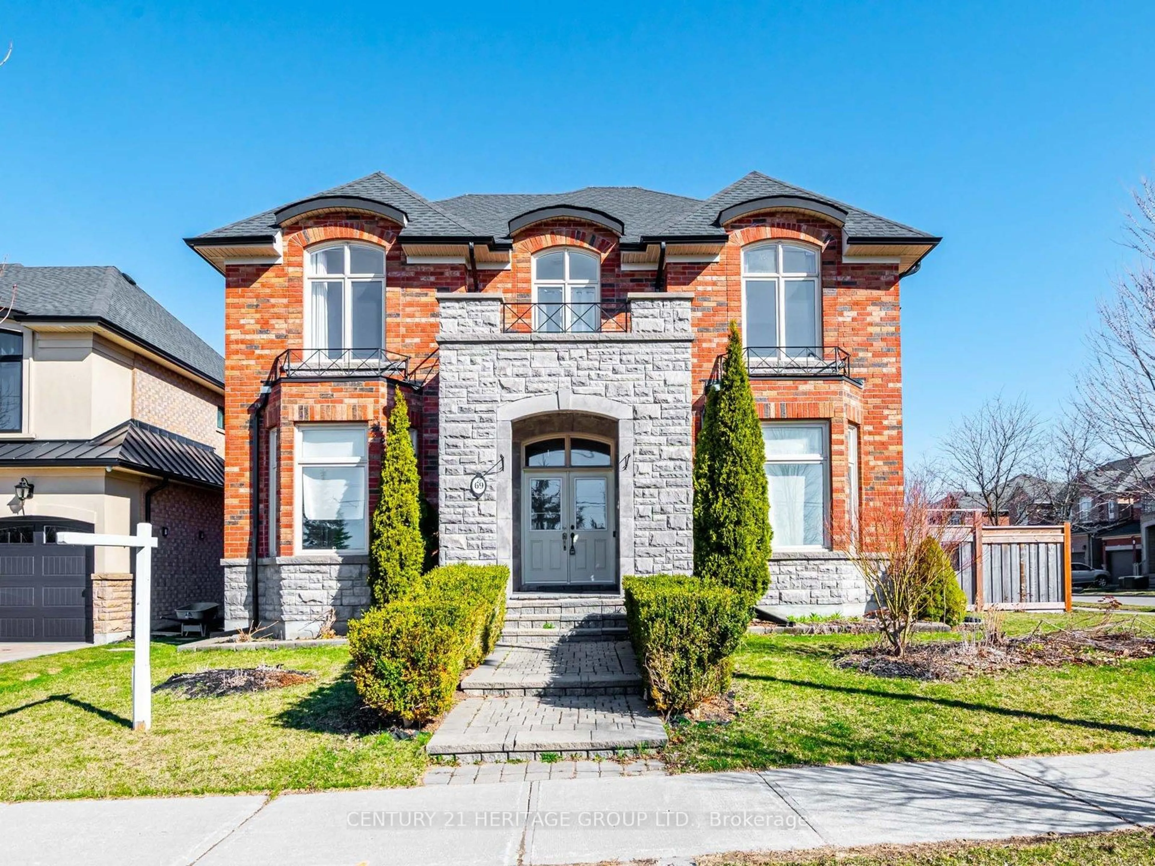 Home with brick exterior material, street for 69 Morland Cres, Aurora Ontario L4G 7Z2