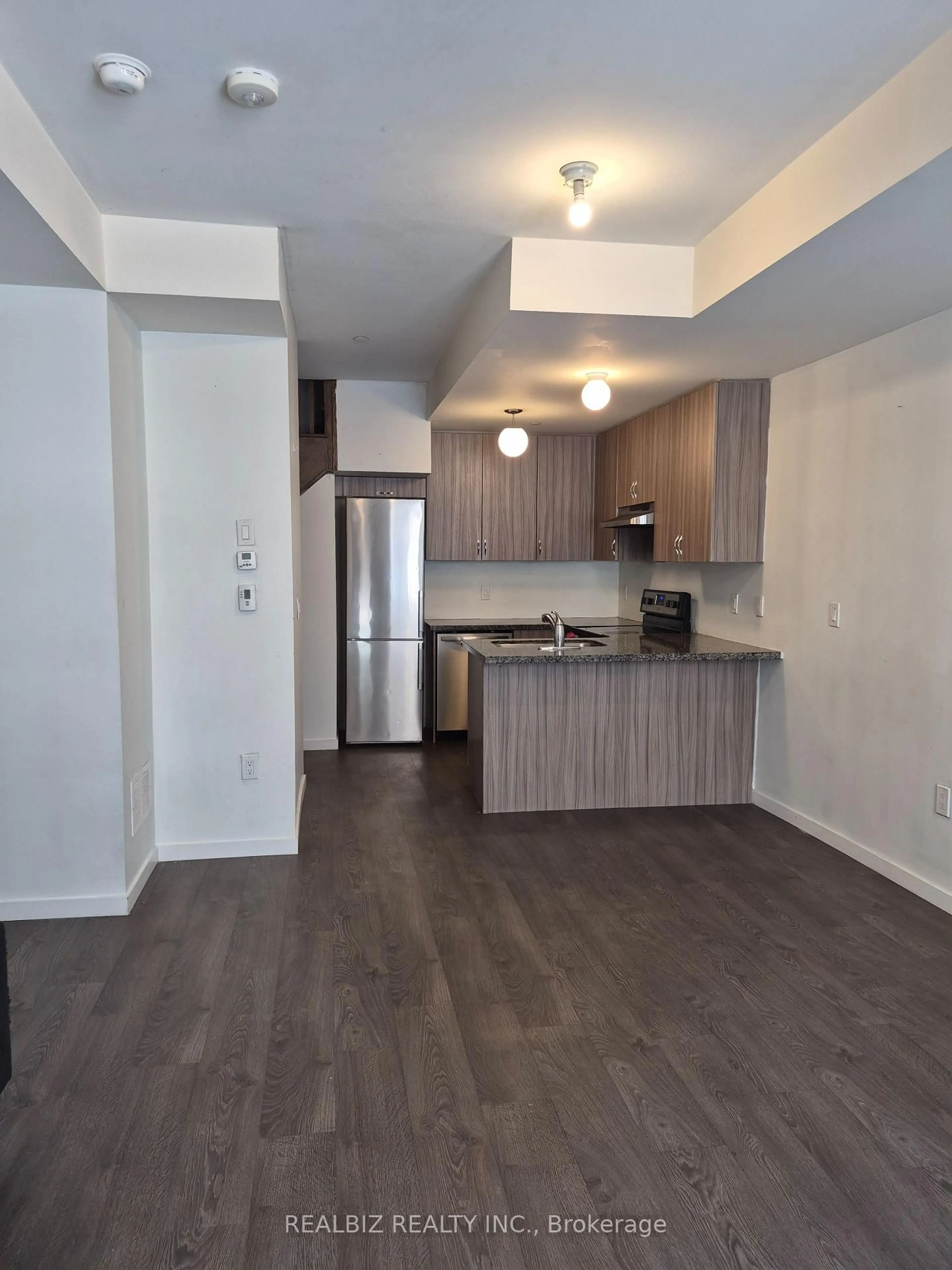 Standard kitchen, wood/laminate floor for 500 Alex Gardner Circ #99, Aurora Ontario L4G 3G5