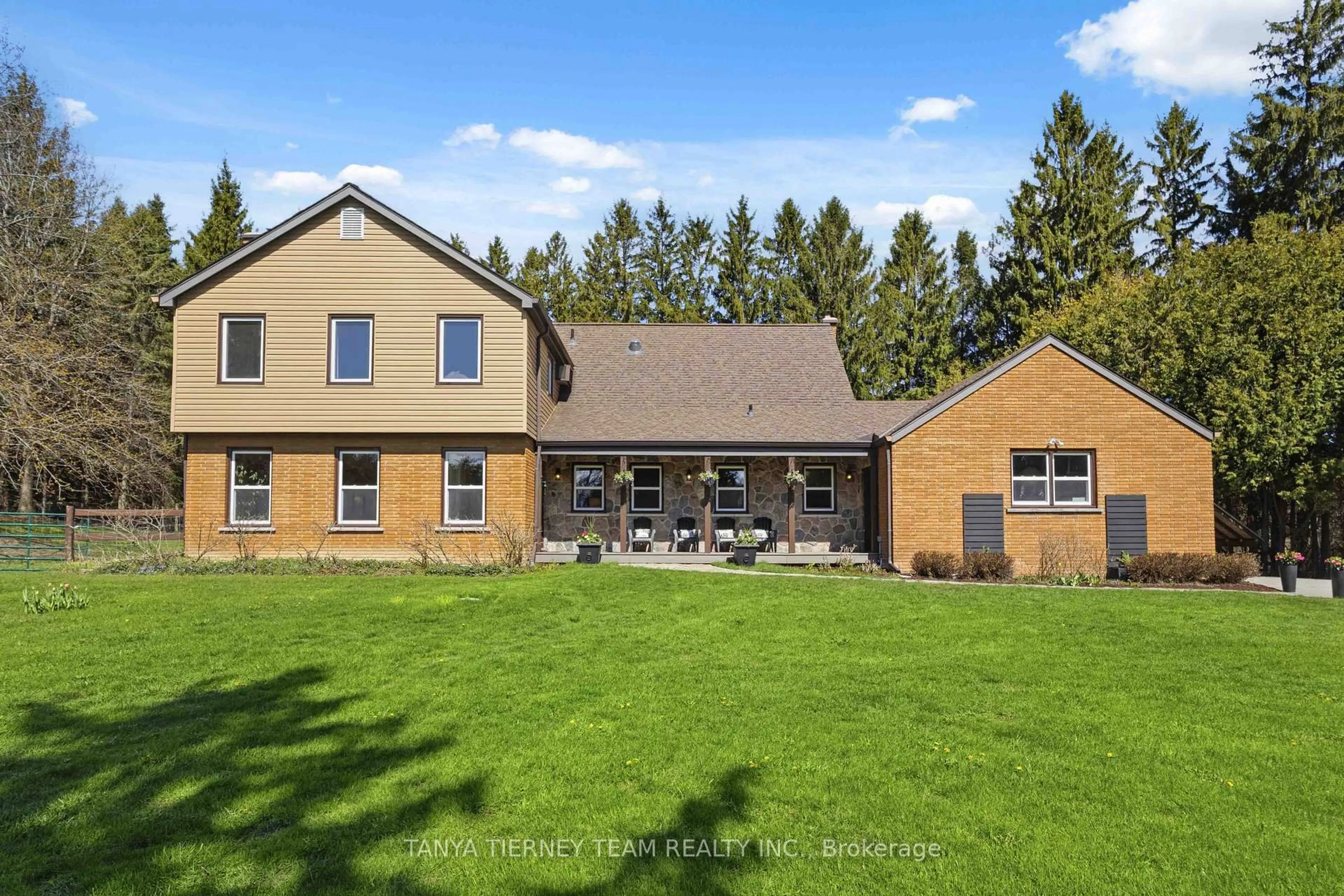 A pic from outside/outdoor area/front of a property/back of a property/a pic from drone, unknown for 1180 Lakeridge Rd, Uxbridge Ontario L0B 1A0