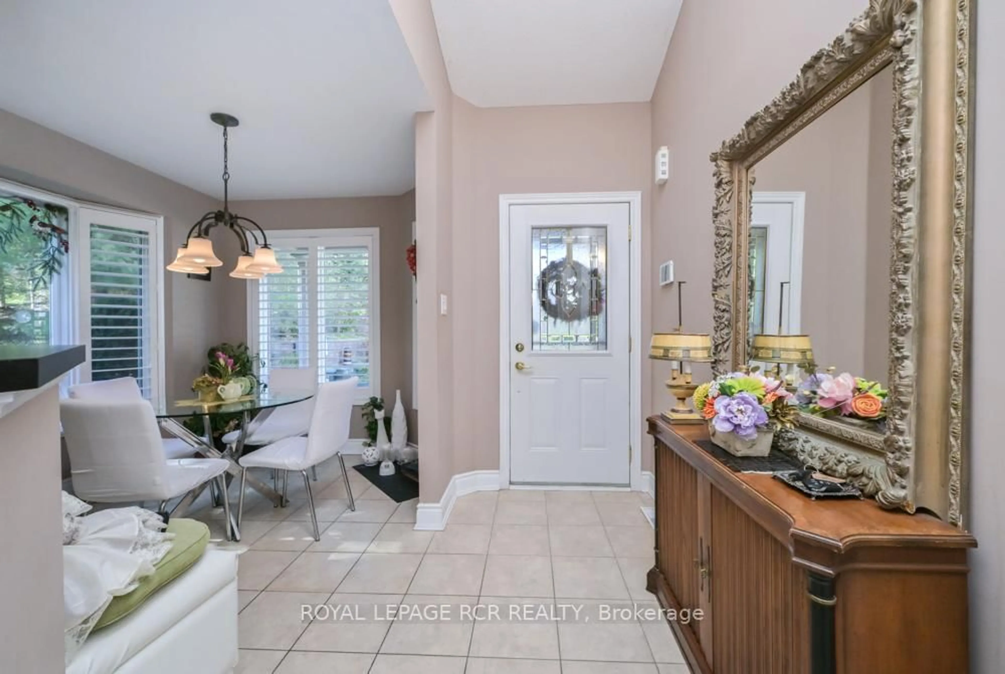 Indoor entryway for 39 Via Vistana Rd, New Tecumseth Ontario L9R 0C5