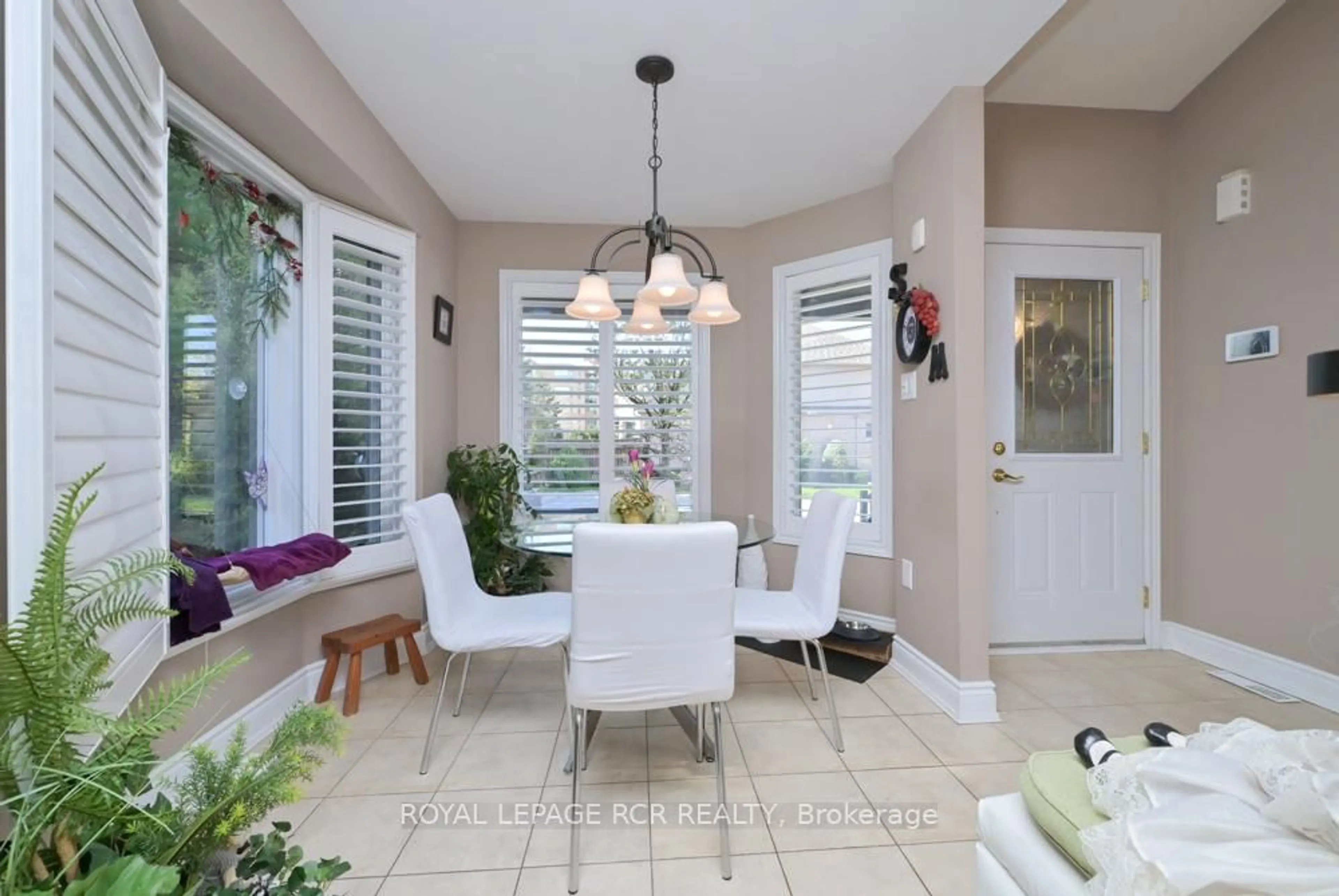 Dining room, ceramic/tile floor for 39 Via Vistana Rd, New Tecumseth Ontario L9R 0C5