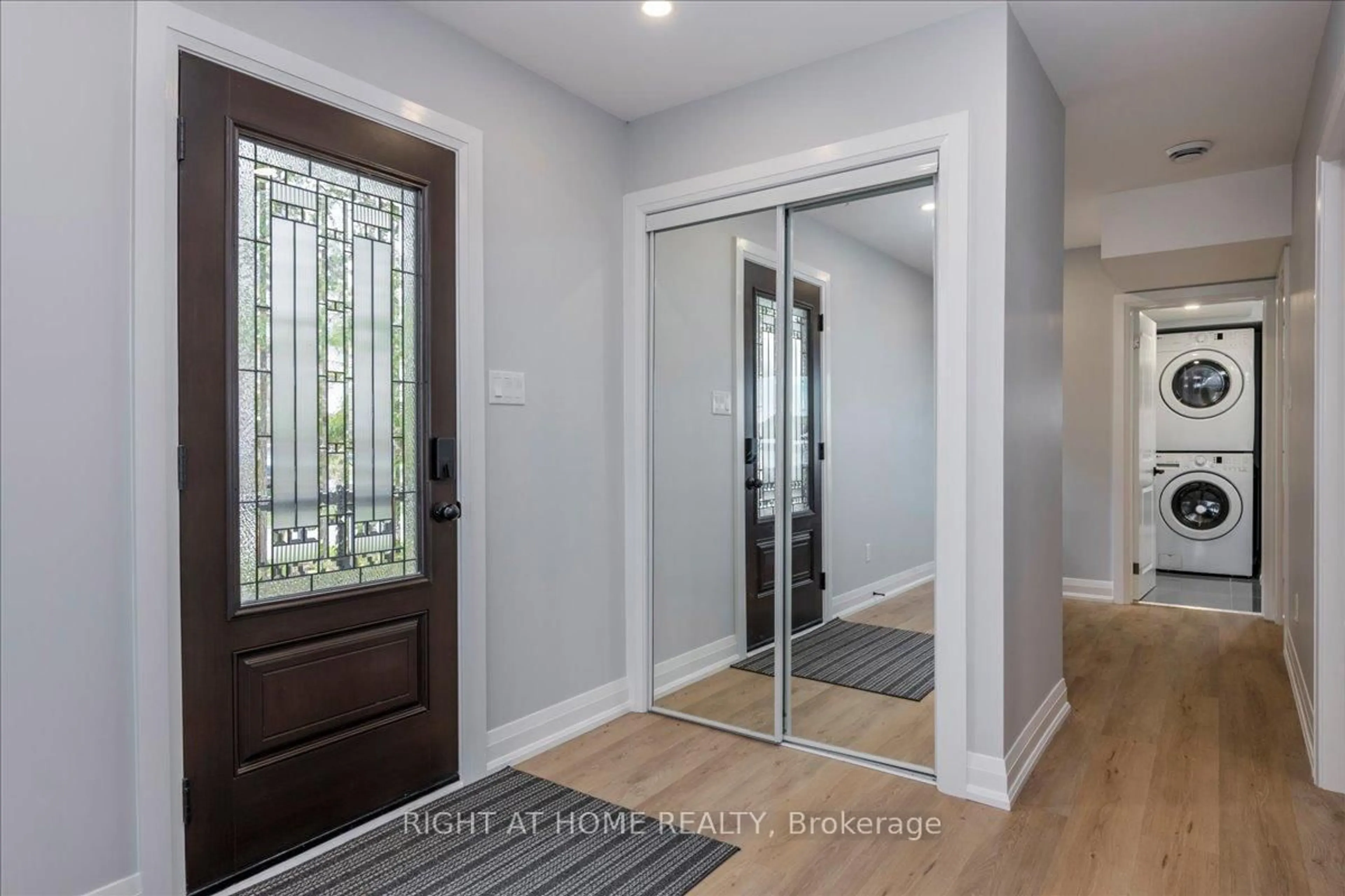 Indoor entryway for 241 Rockaway Beach Pl, Innisfil Ontario L0L 1K0