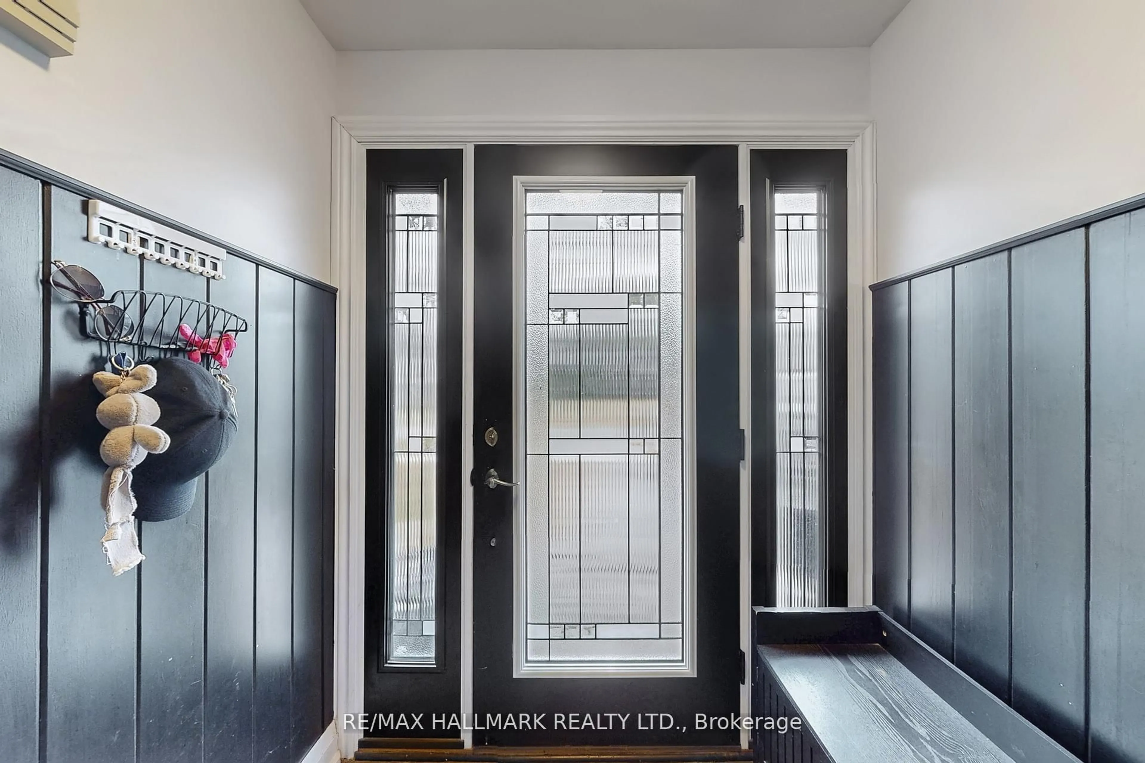 Indoor entryway for 4 Devins Dr, Aurora Ontario L4G 2Z1