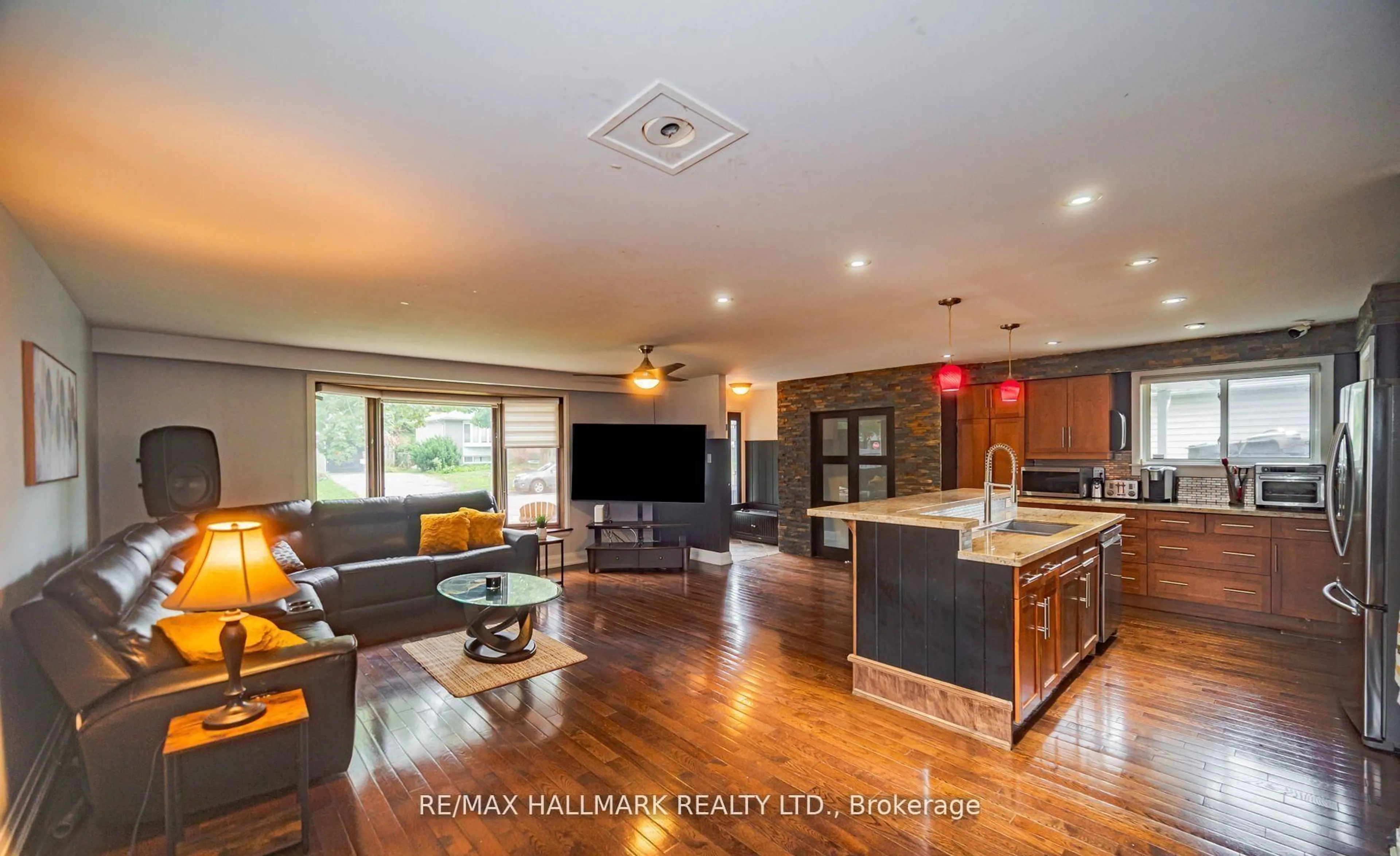 Open concept kitchen, wood/laminate floor for 4 Devins Dr, Aurora Ontario L4G 2Z1