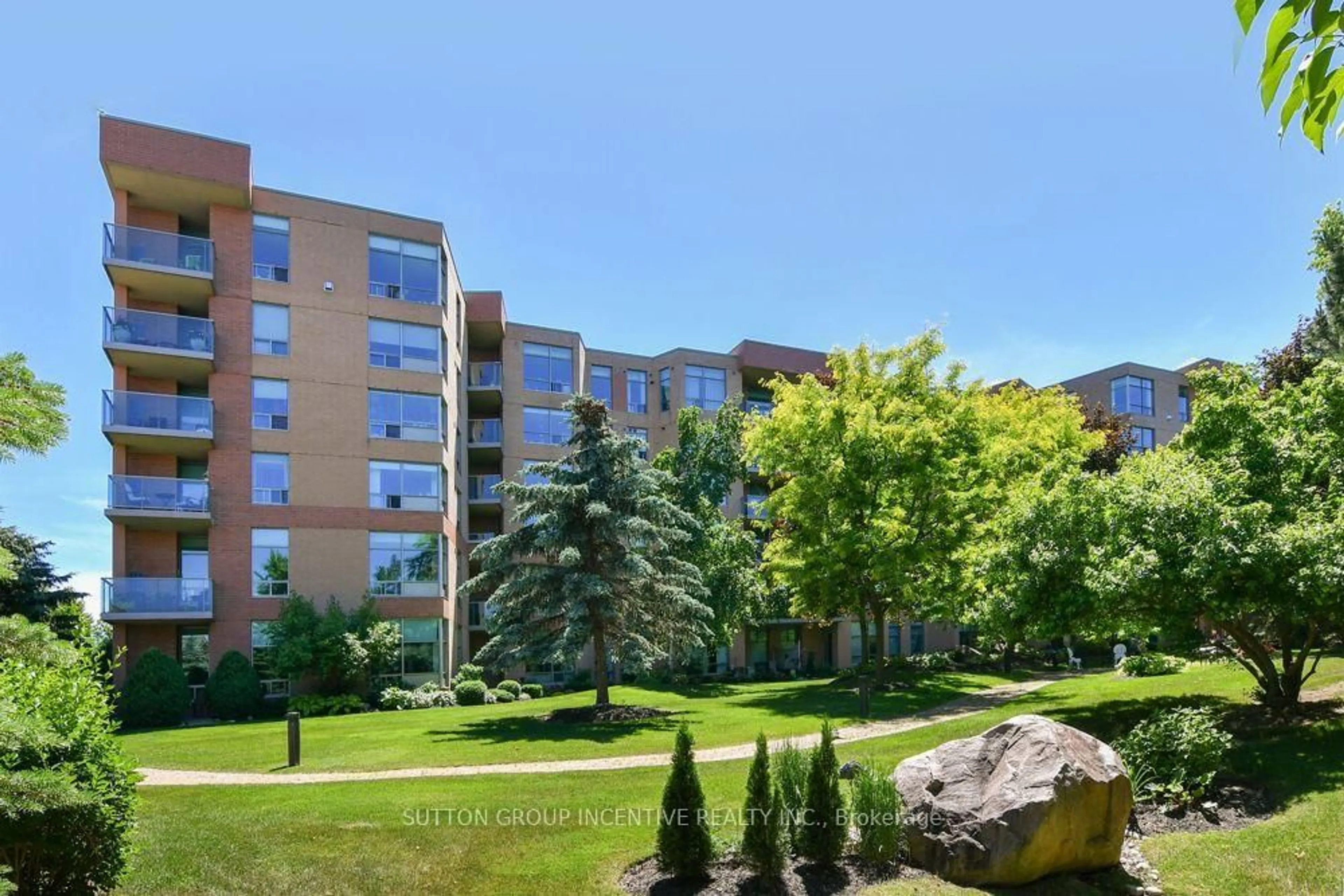 Patio, unknown for 4 Briar Hill Hts #502, New Tecumseth Ontario L9R 1Z7