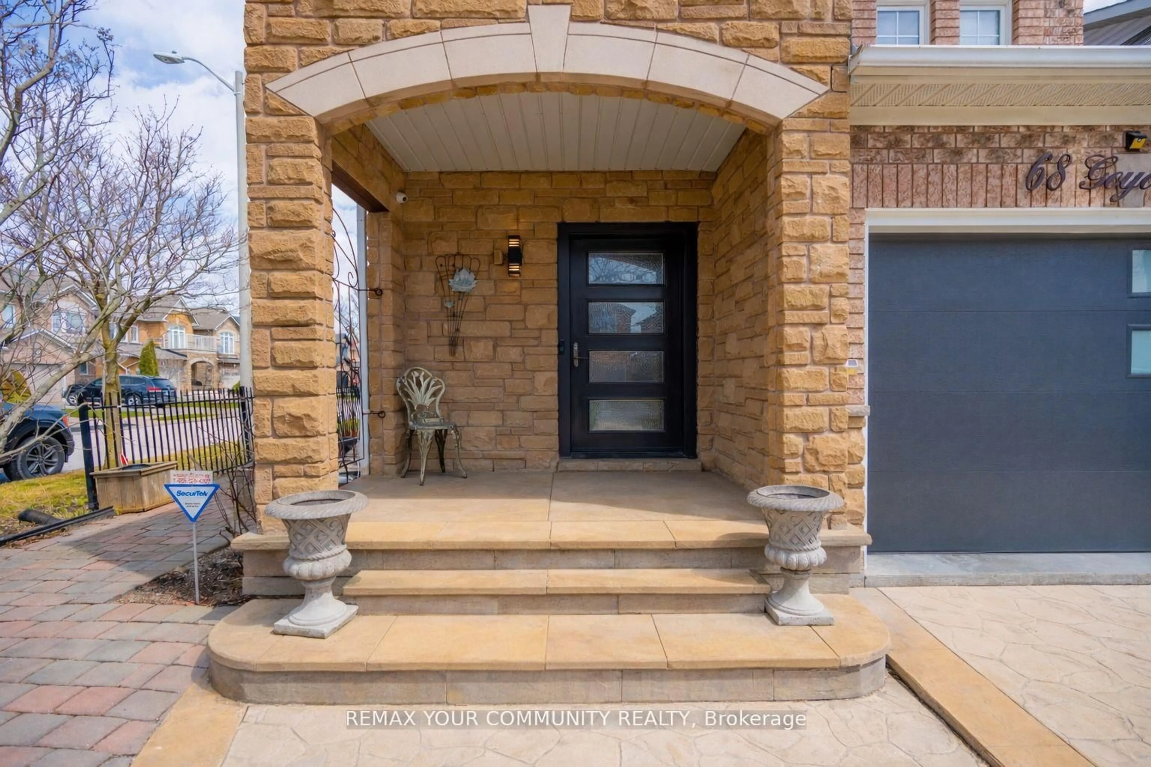 Indoor entryway for 68 Goyo Gate, Vaughan Ontario L6A 3T3
