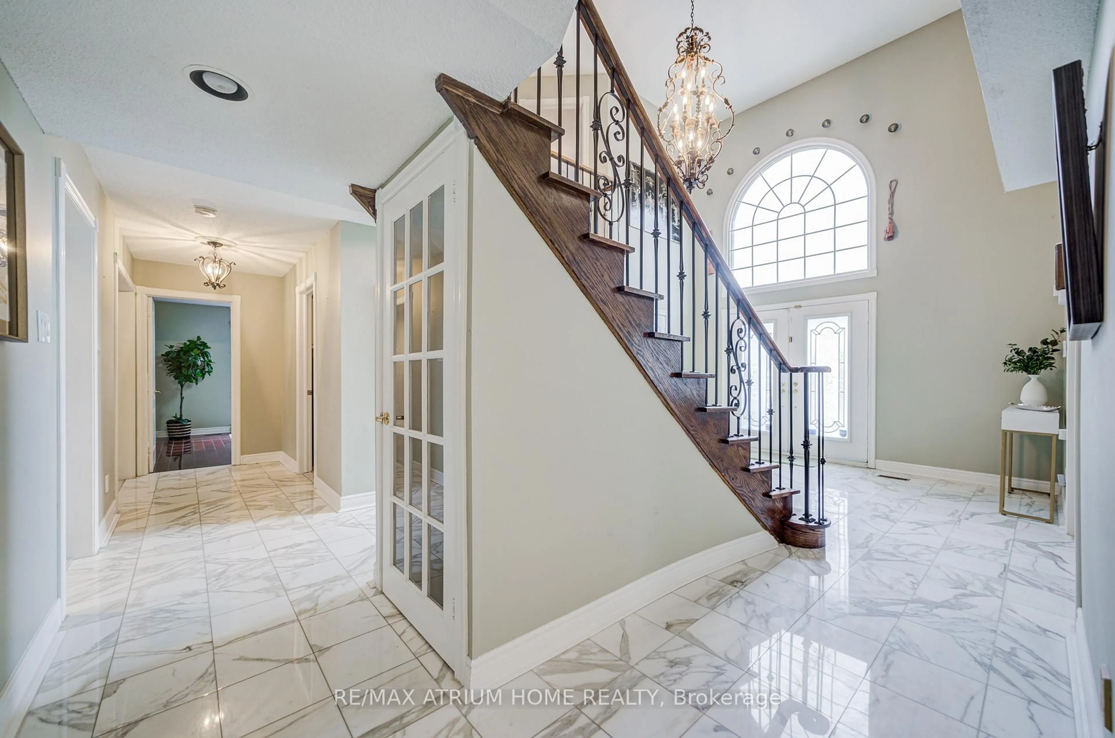 Indoor entryway for 70 Strathearn Ave, Richmond Hill Ontario L4B 2J5