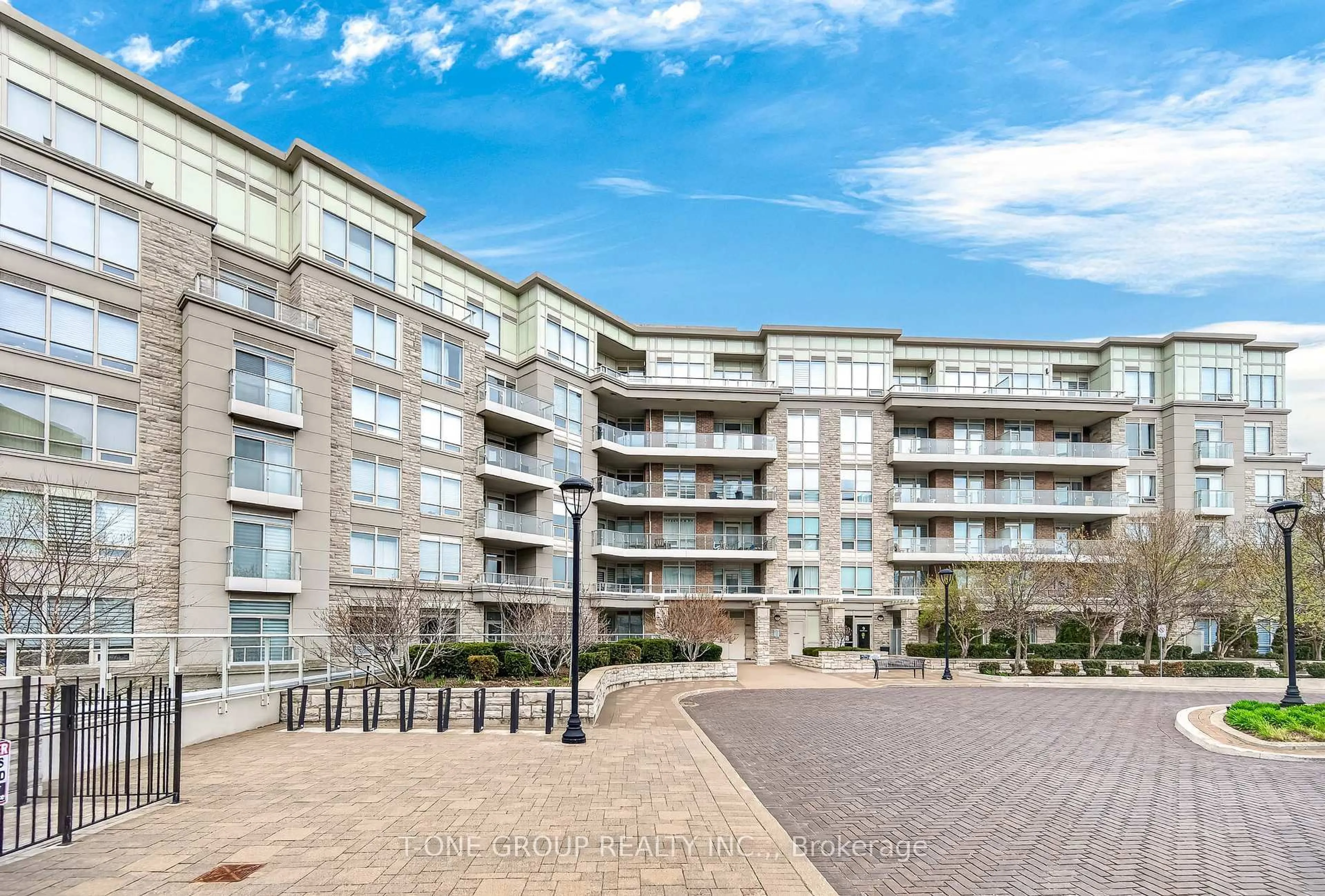 A pic from outside/outdoor area/front of a property/back of a property/a pic from drone, unknown for 9 Stollery Pond Cres #306, Markham Ontario L6C 0Y1