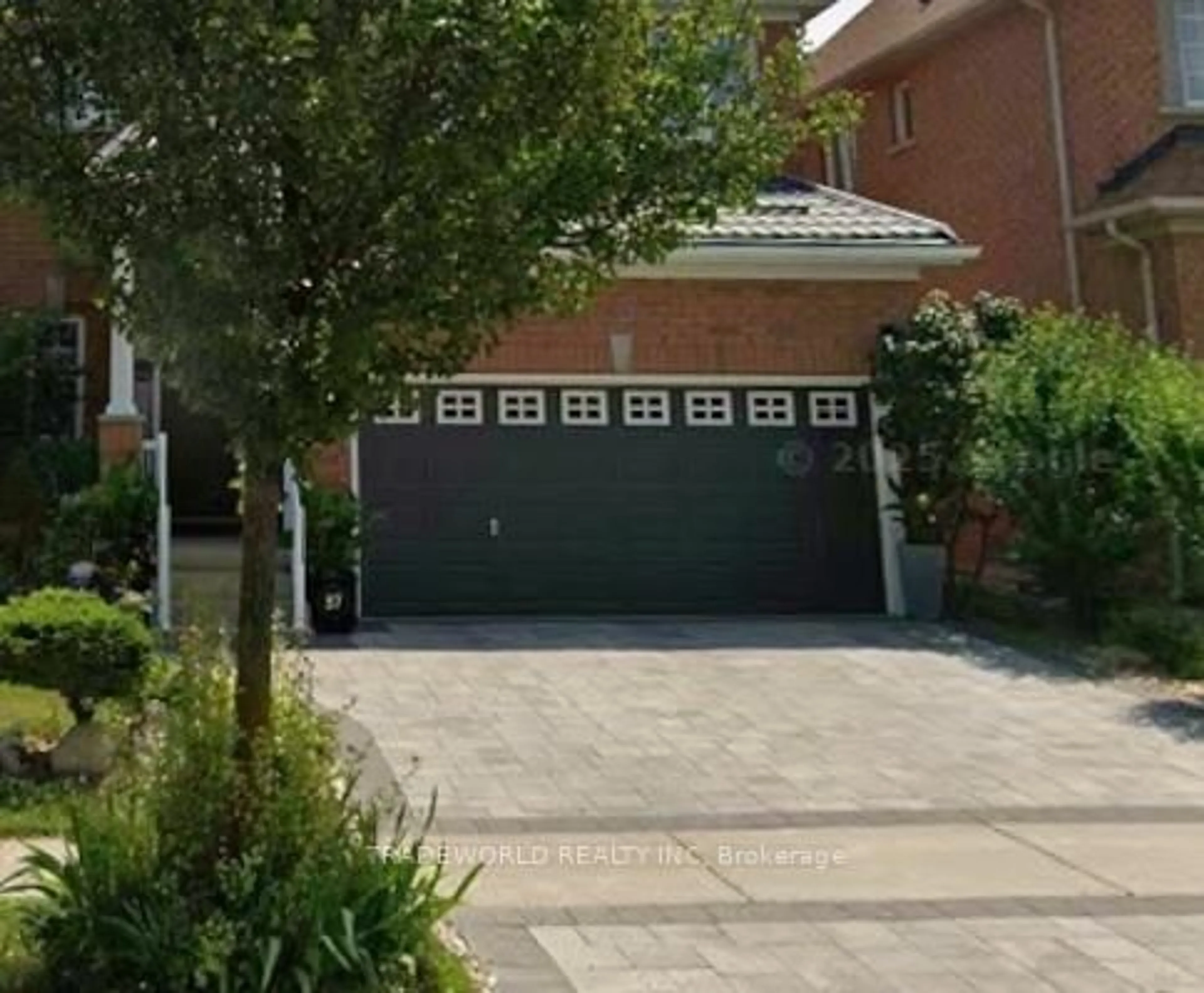 Indoor garage for 37 Santa Amato Cres, Vaughan Ontario L4J 0E9