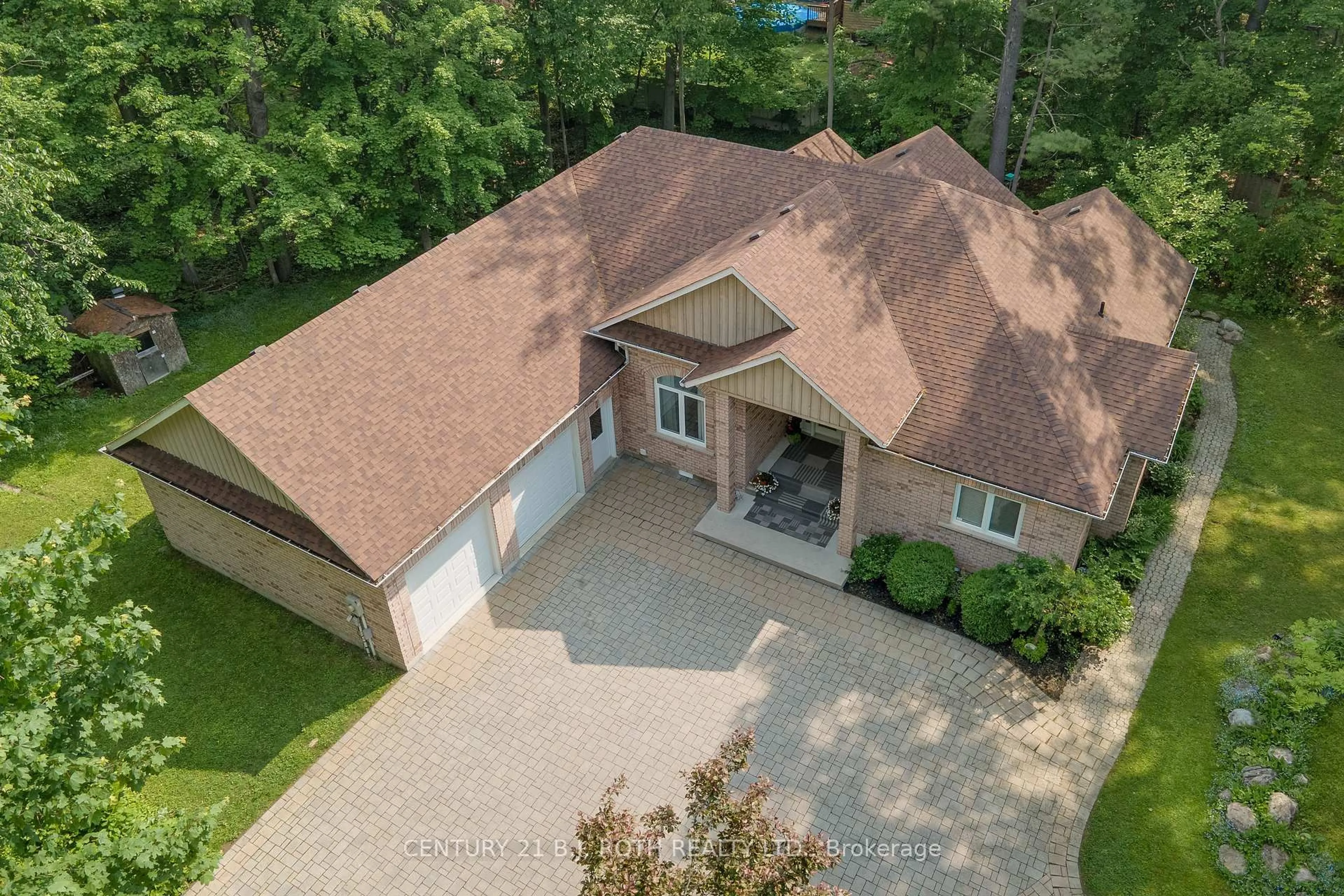 A pic from outside/outdoor area/front of a property/back of a property/a pic from drone, unknown for 3925 Algoma Ave, Innisfil Ontario L9S 2M4