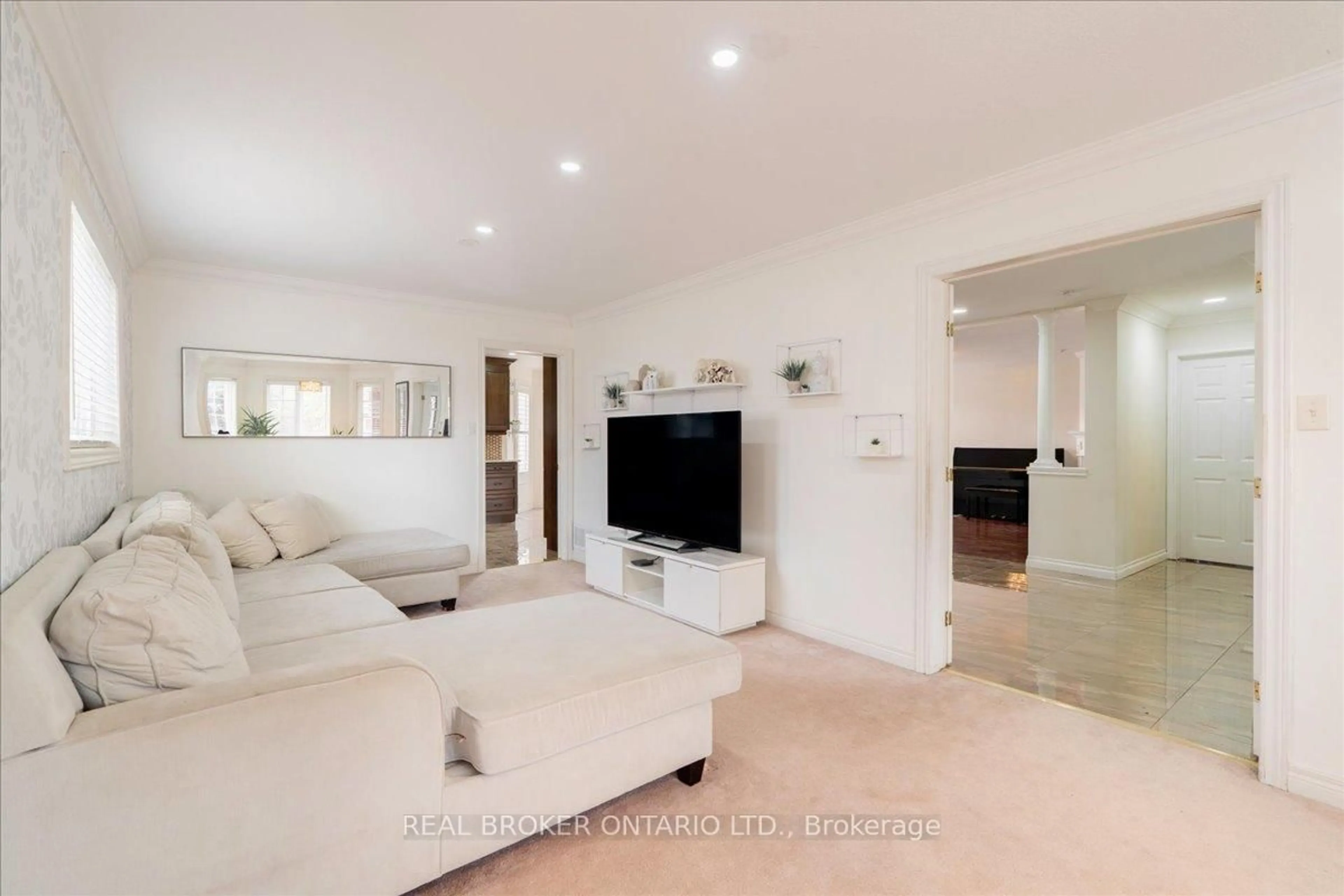 Living room with furniture, unknown for 2282 Jack Cres, Innisfil Ontario L9S 2C8