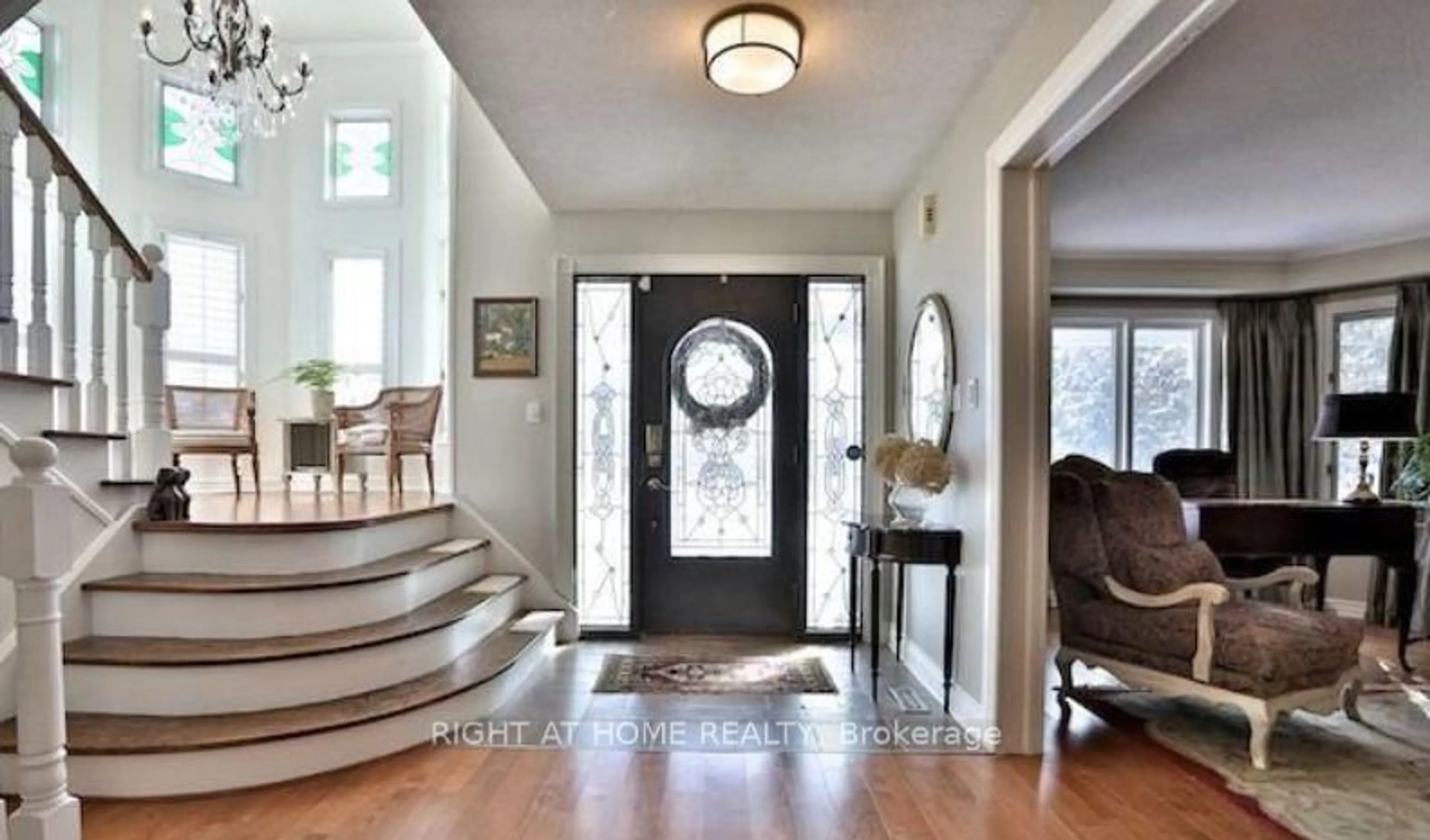 Indoor entryway for 2 Bombay Crt, Richmond Hill Ontario L4E 3L4