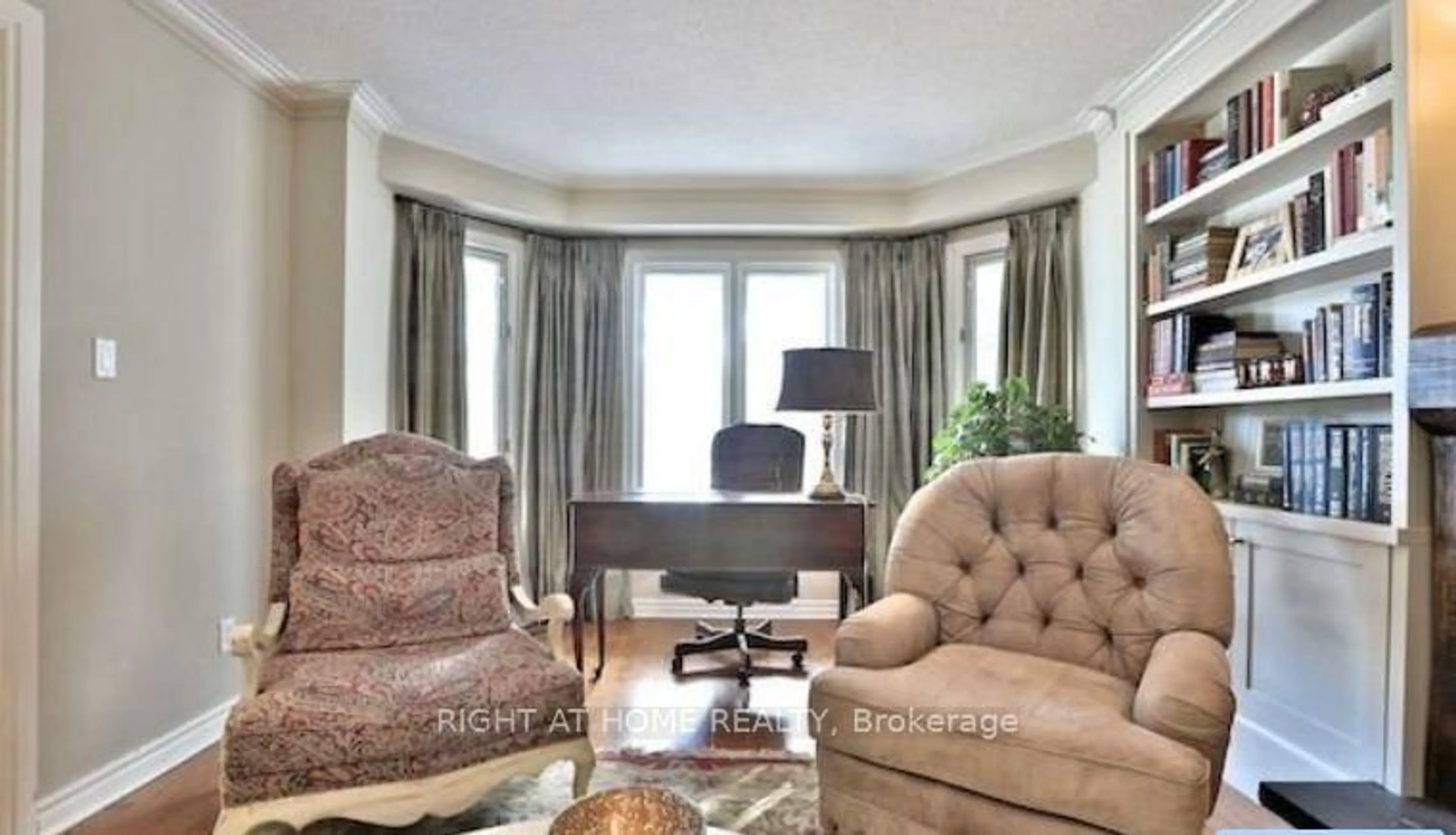 Living room with furniture, unknown for 2 Bombay Crt, Richmond Hill Ontario L4E 3L4