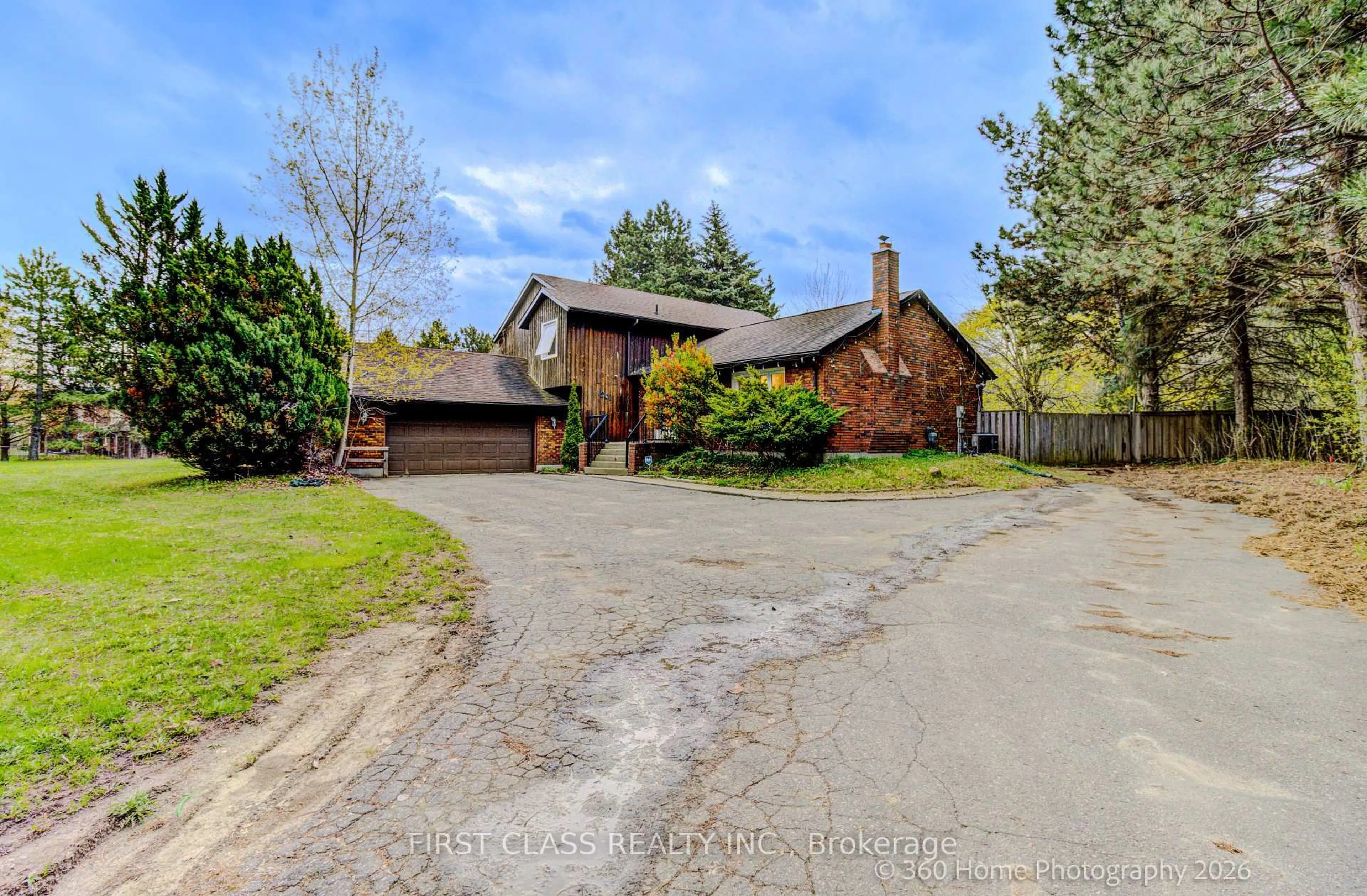 A pic from outside/outdoor area/front of a property/back of a property/a pic from drone, street for 1201 Kingdale Rd, Newmarket Ontario L3Y 4W1