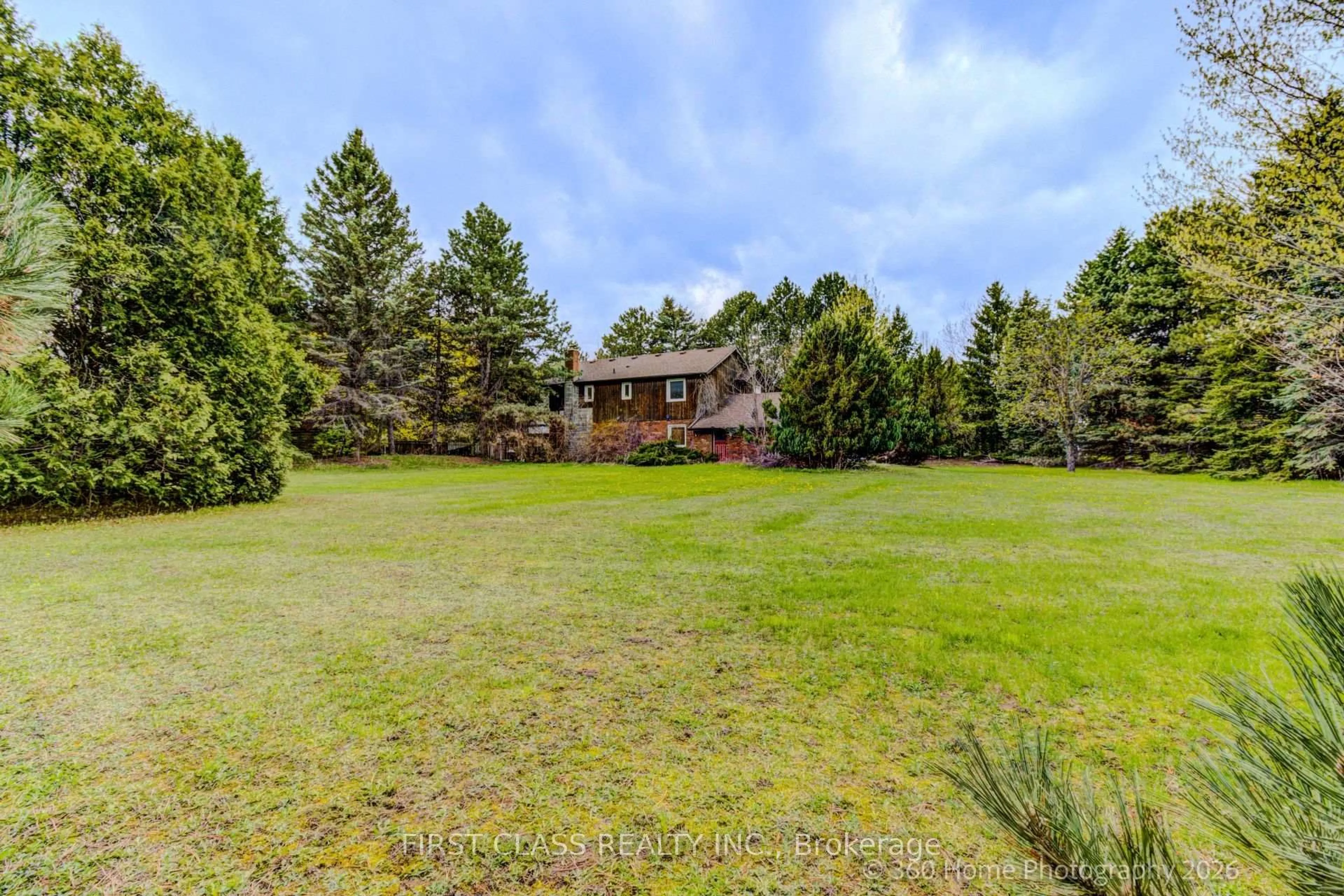A pic from outside/outdoor area/front of a property/back of a property/a pic from drone, forest/trees view for 1201 Kingdale Rd, Newmarket Ontario L3Y 4W1
