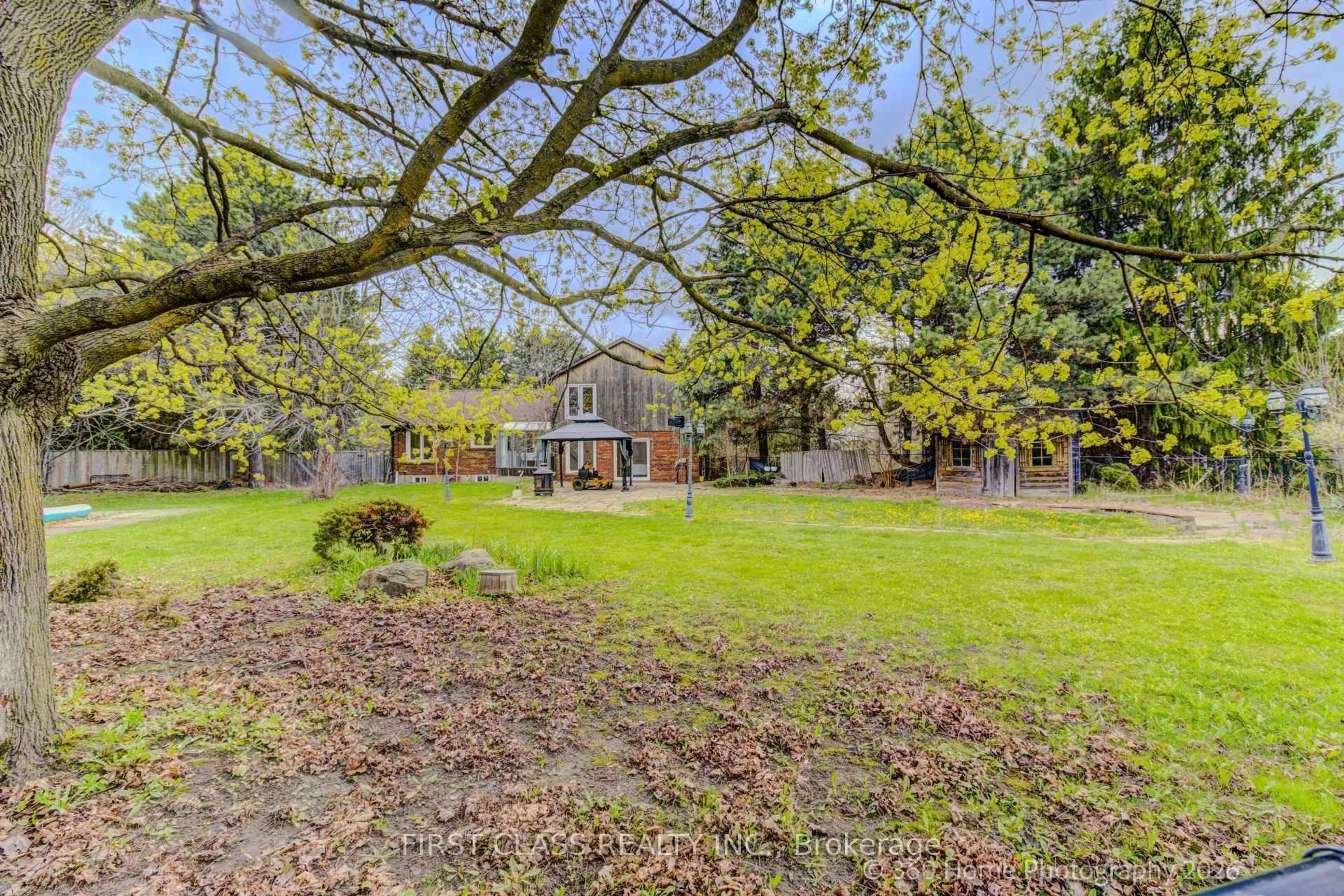 A pic from outside/outdoor area/front of a property/back of a property/a pic from drone, forest/trees view for 1201 Kingdale Rd, Newmarket Ontario L3Y 4W1