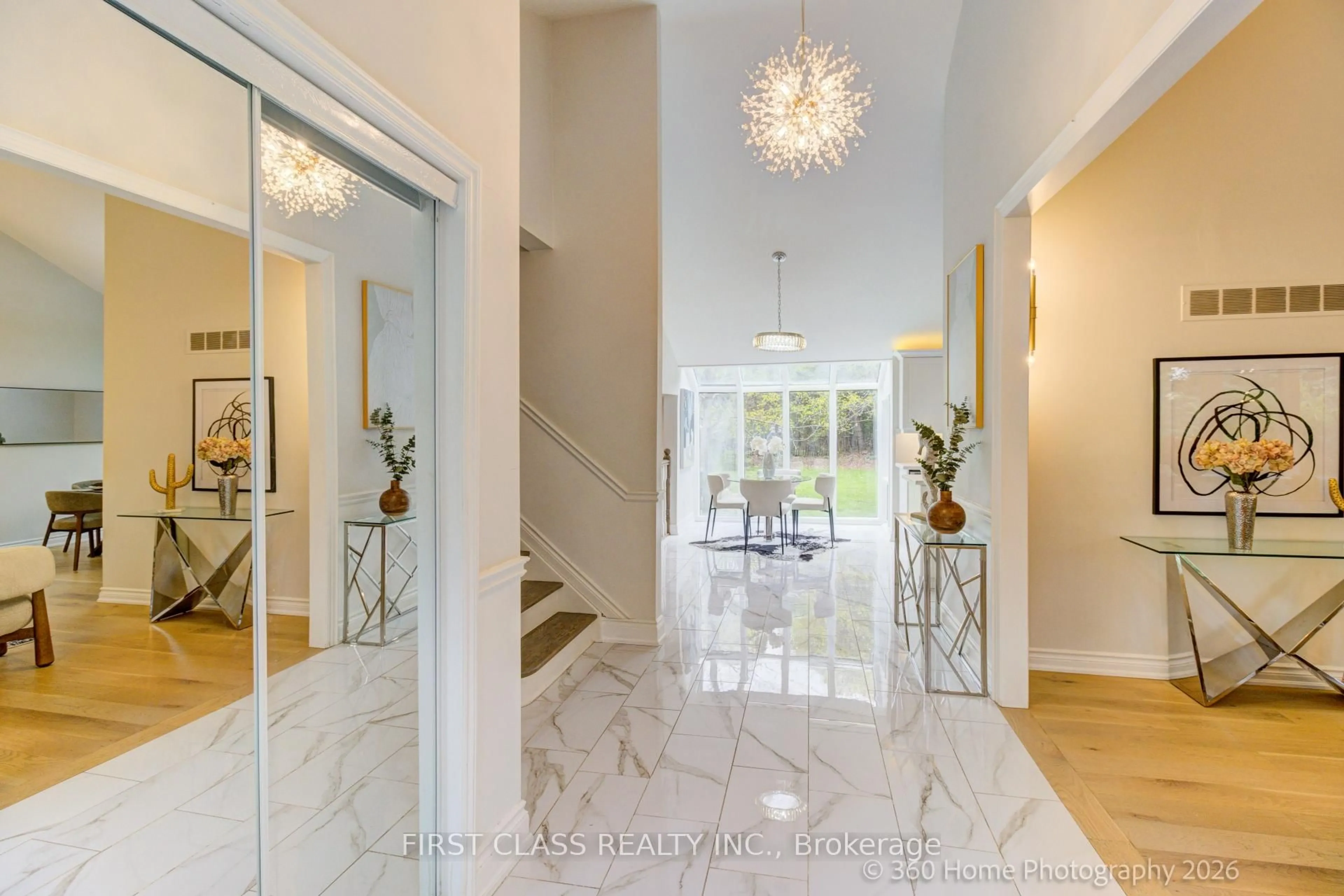 Indoor foyer for 1201 Kingdale Rd, Newmarket Ontario L3Y 4W1