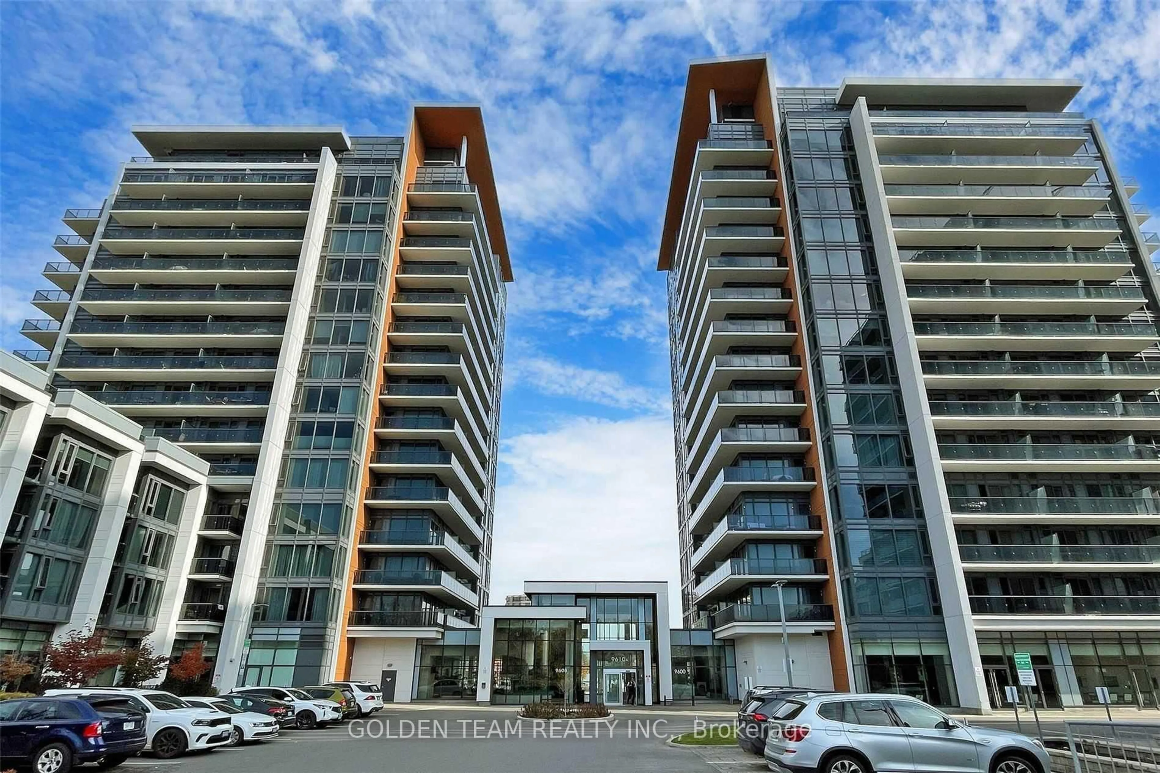 Indoor foyer for 9600 Yonge St #218B, Richmond Hill Ontario L4C 0X3
