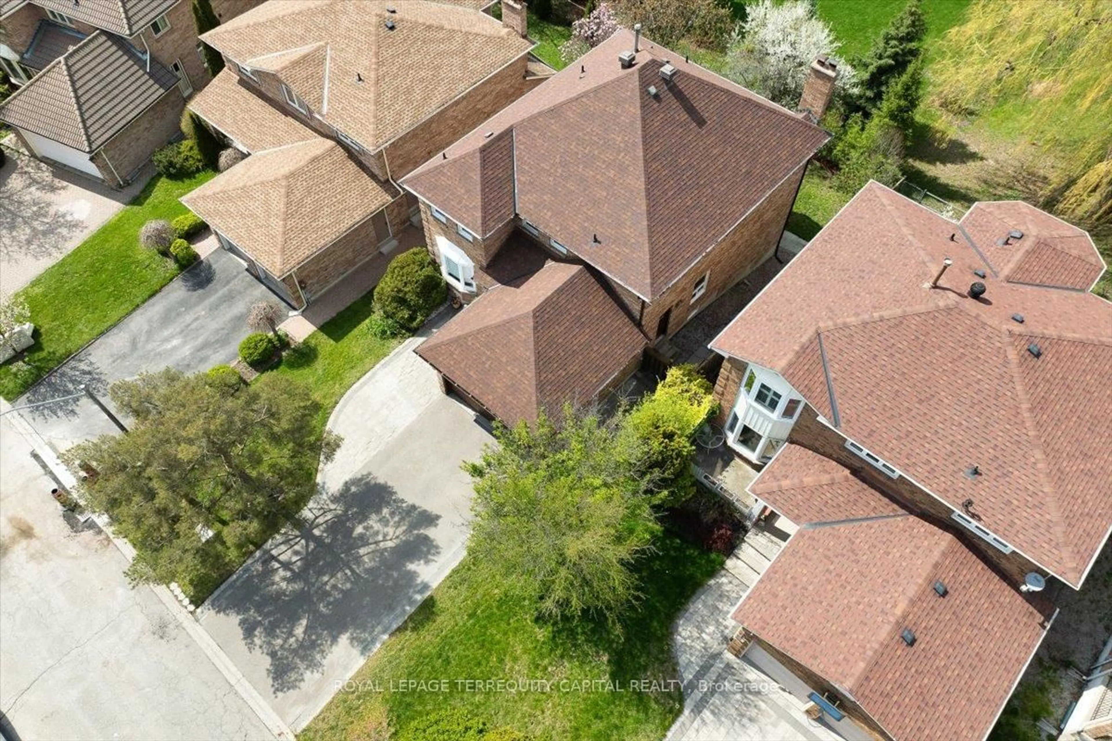 A pic from outside/outdoor area/front of a property/back of a property/a pic from drone, street for 8 Marchwood Cres, Richmond Hill Ontario L4C 8M8