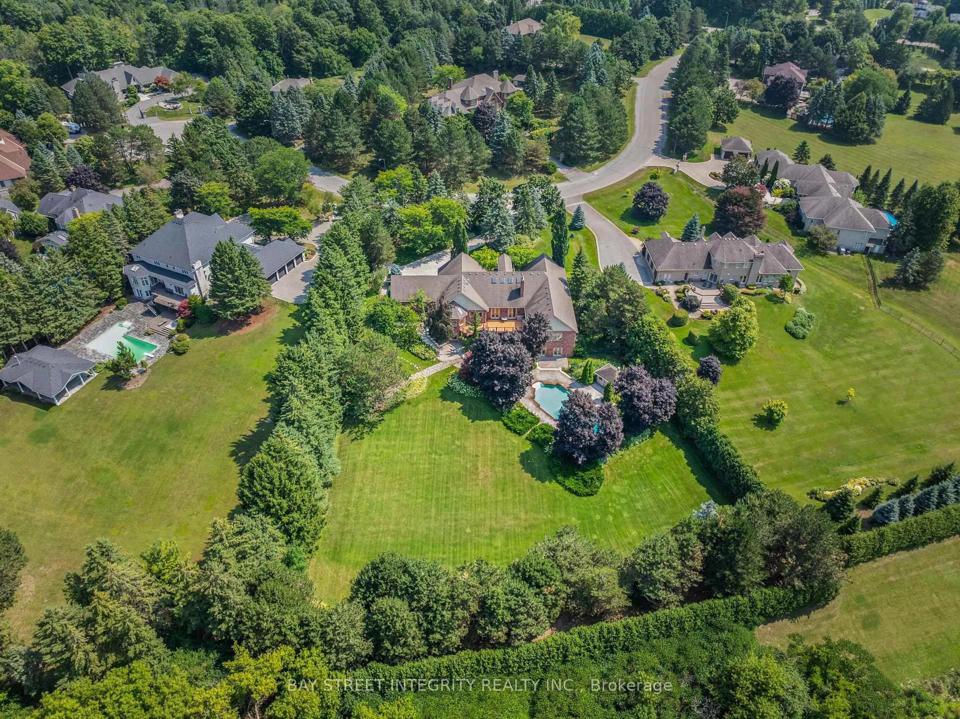 A pic from outside/outdoor area/front of a property/back of a property/a pic from drone, mountain view for 12 Alm Crt, Aurora Ontario L4G 6W8
