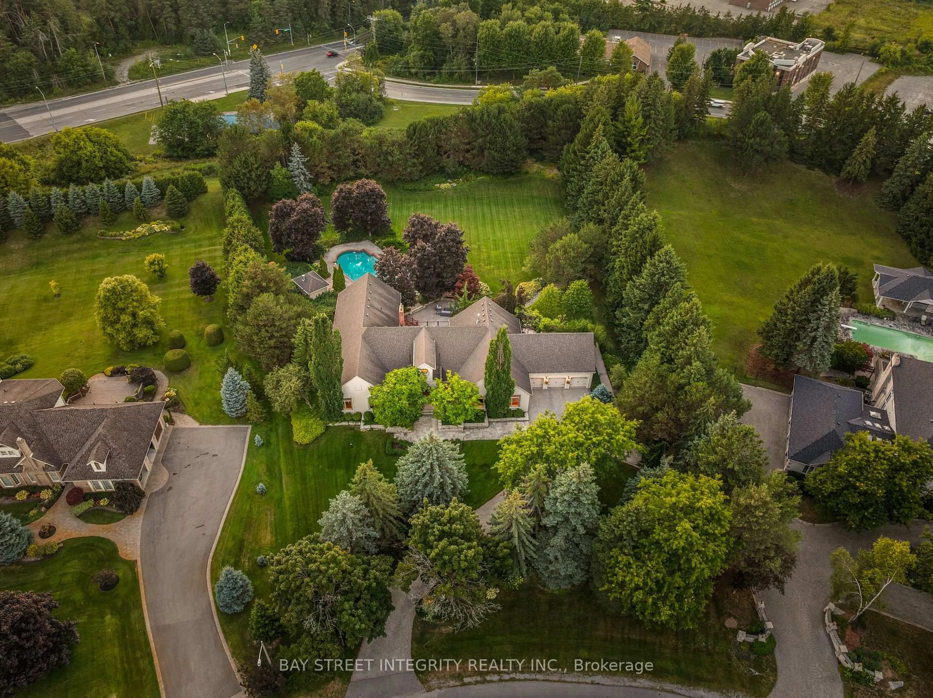 A pic from outside/outdoor area/front of a property/back of a property/a pic from drone, unknown for 12 Alm Crt, Aurora Ontario L4G 6W8