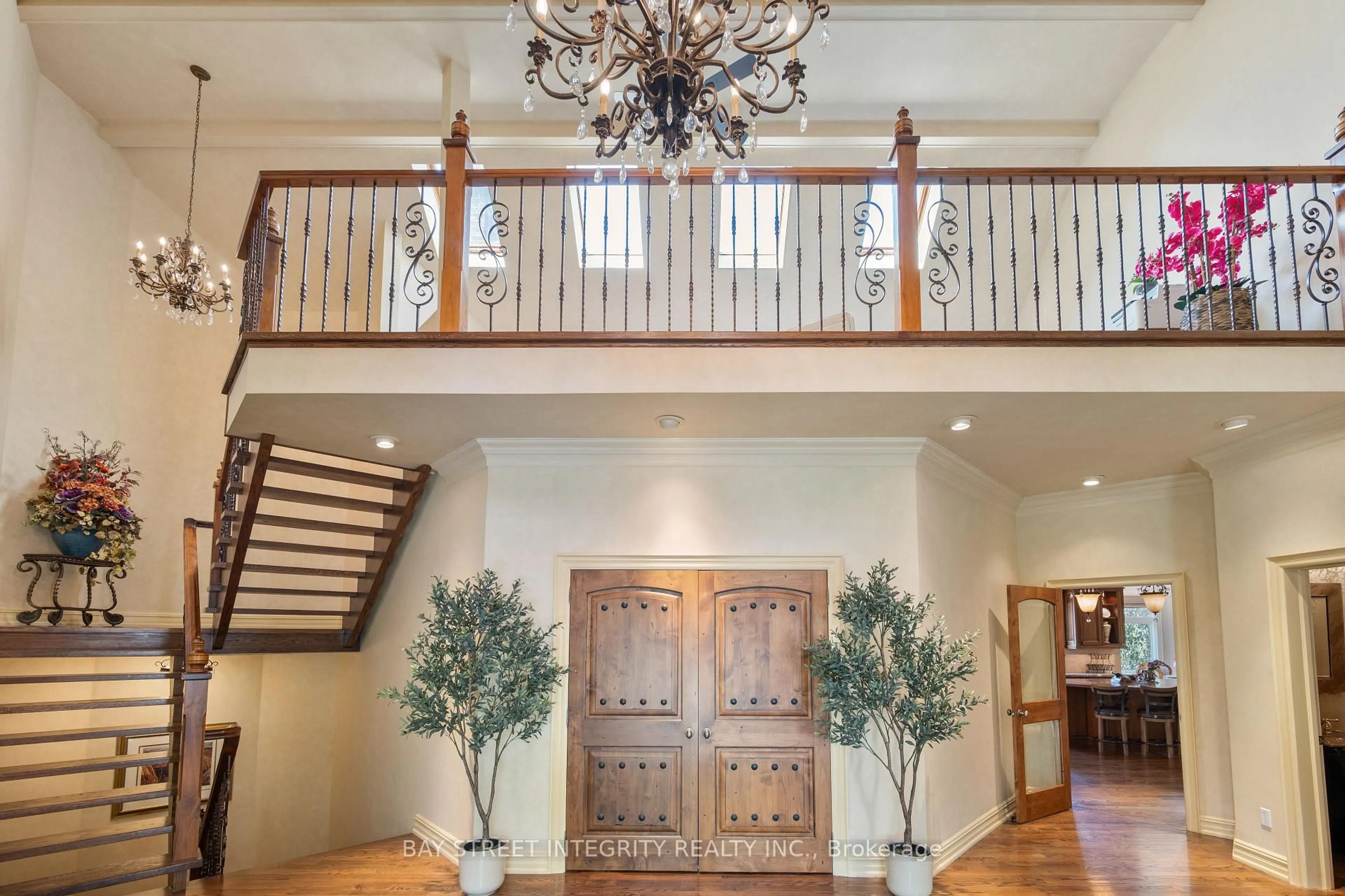 Indoor foyer for 12 Alm Crt, Aurora Ontario L4G 6W8