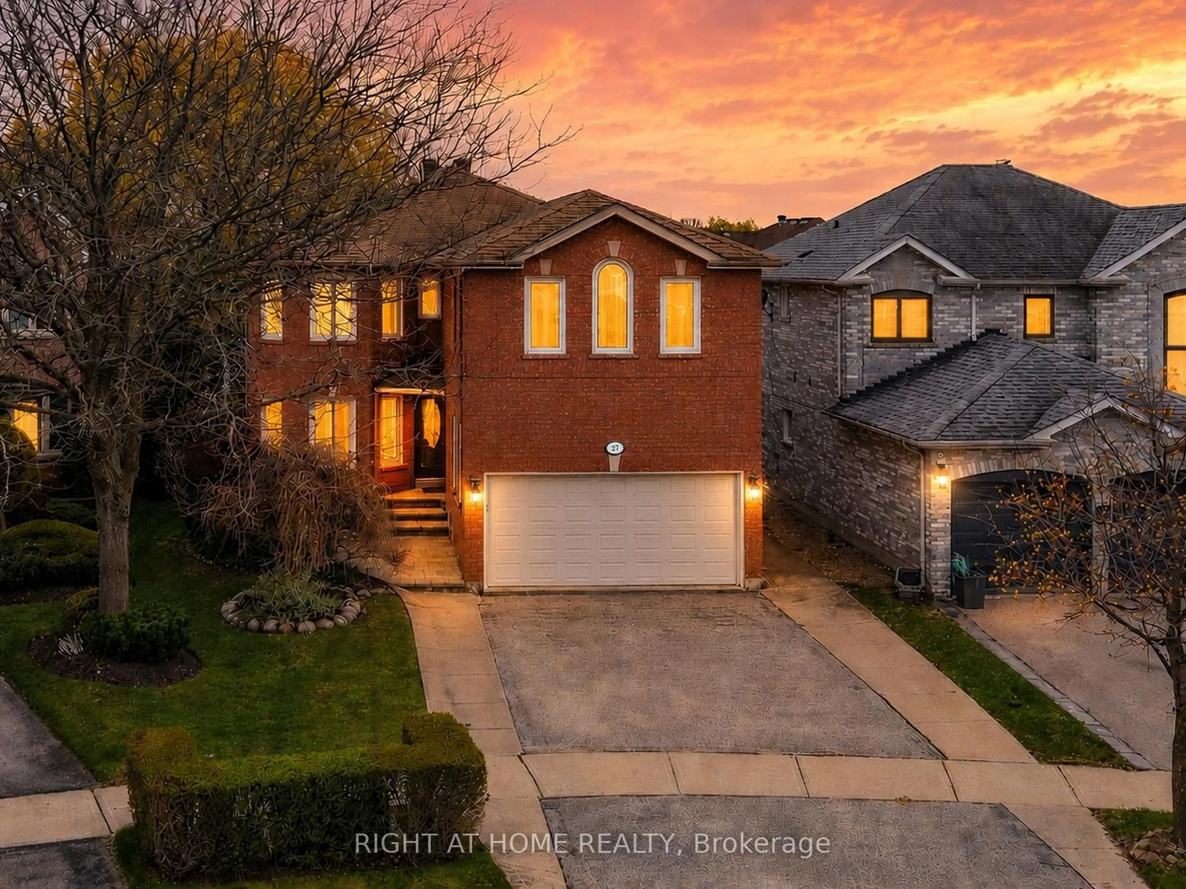 A pic from outside/outdoor area/front of a property/back of a property/a pic from drone, street for 27 Crimson Crt, Richmond Hill Ontario L4C 0J5