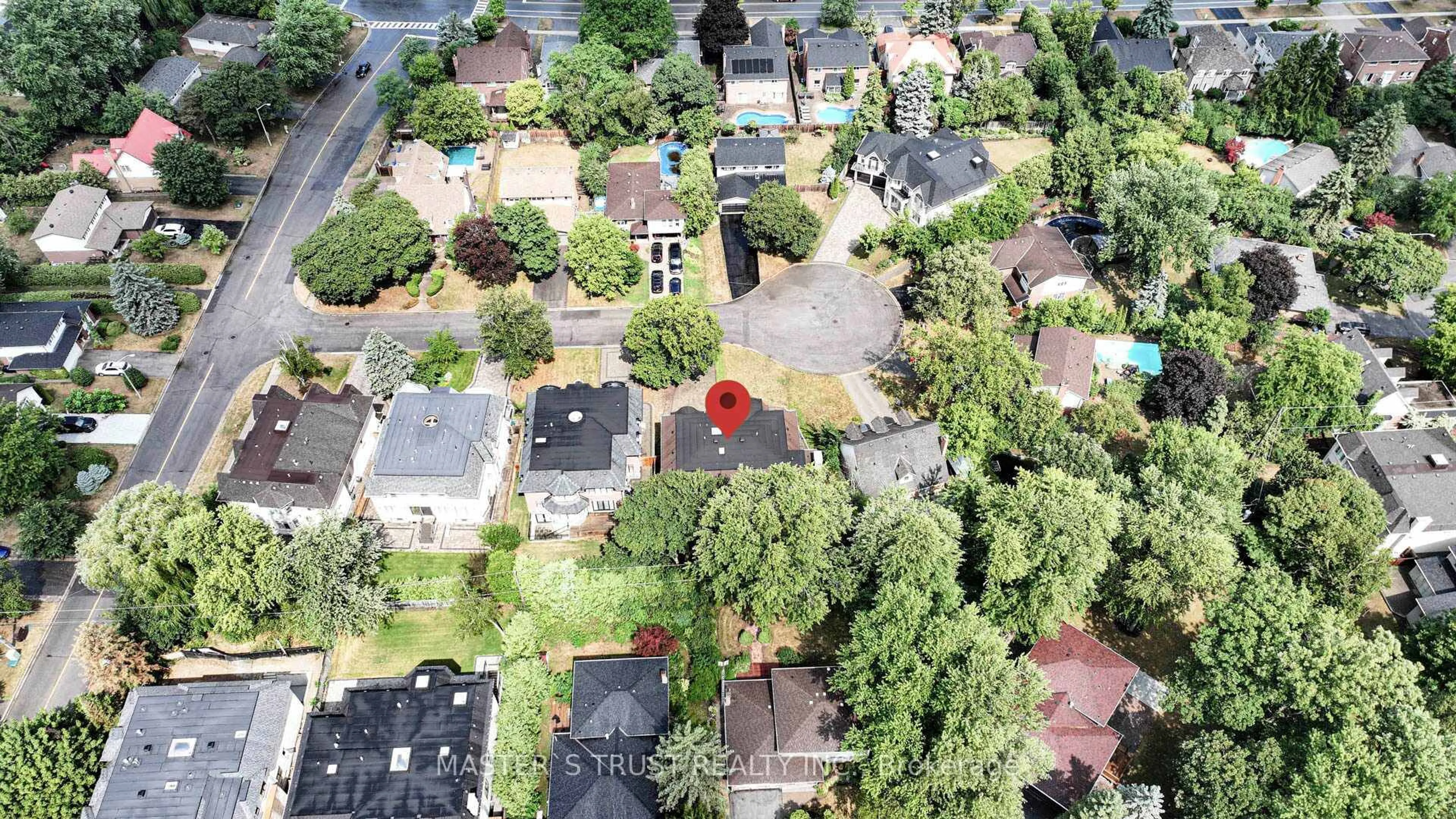 A pic from outside/outdoor area/front of a property/back of a property/a pic from drone, street for 7 Trumpour Crt, Markham Ontario L3R 2L4