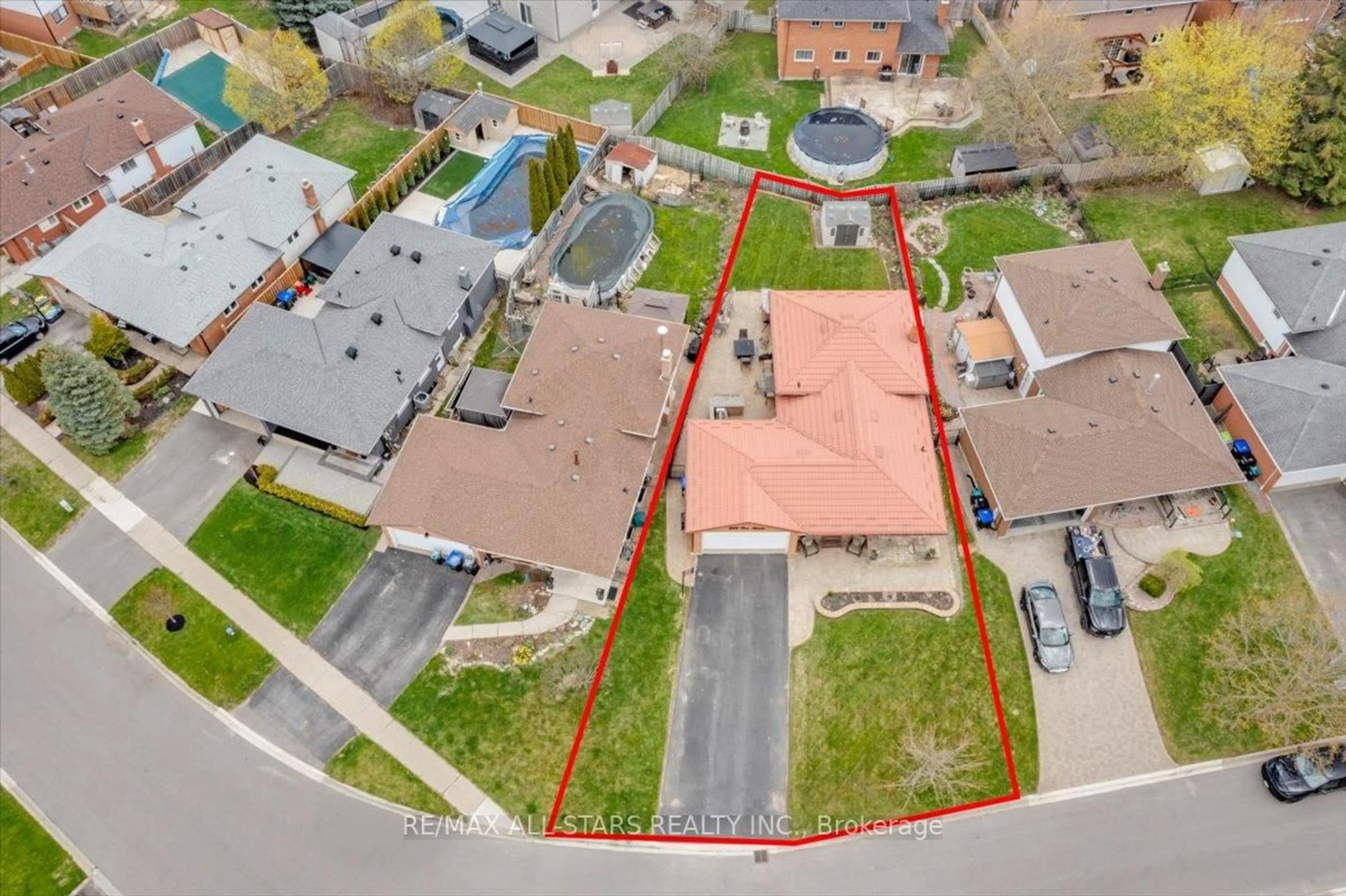 A pic from outside/outdoor area/front of a property/back of a property/a pic from drone, street for 285 Orsi Ave, Bradford West Gwillimbury Ontario L3Z 1B8