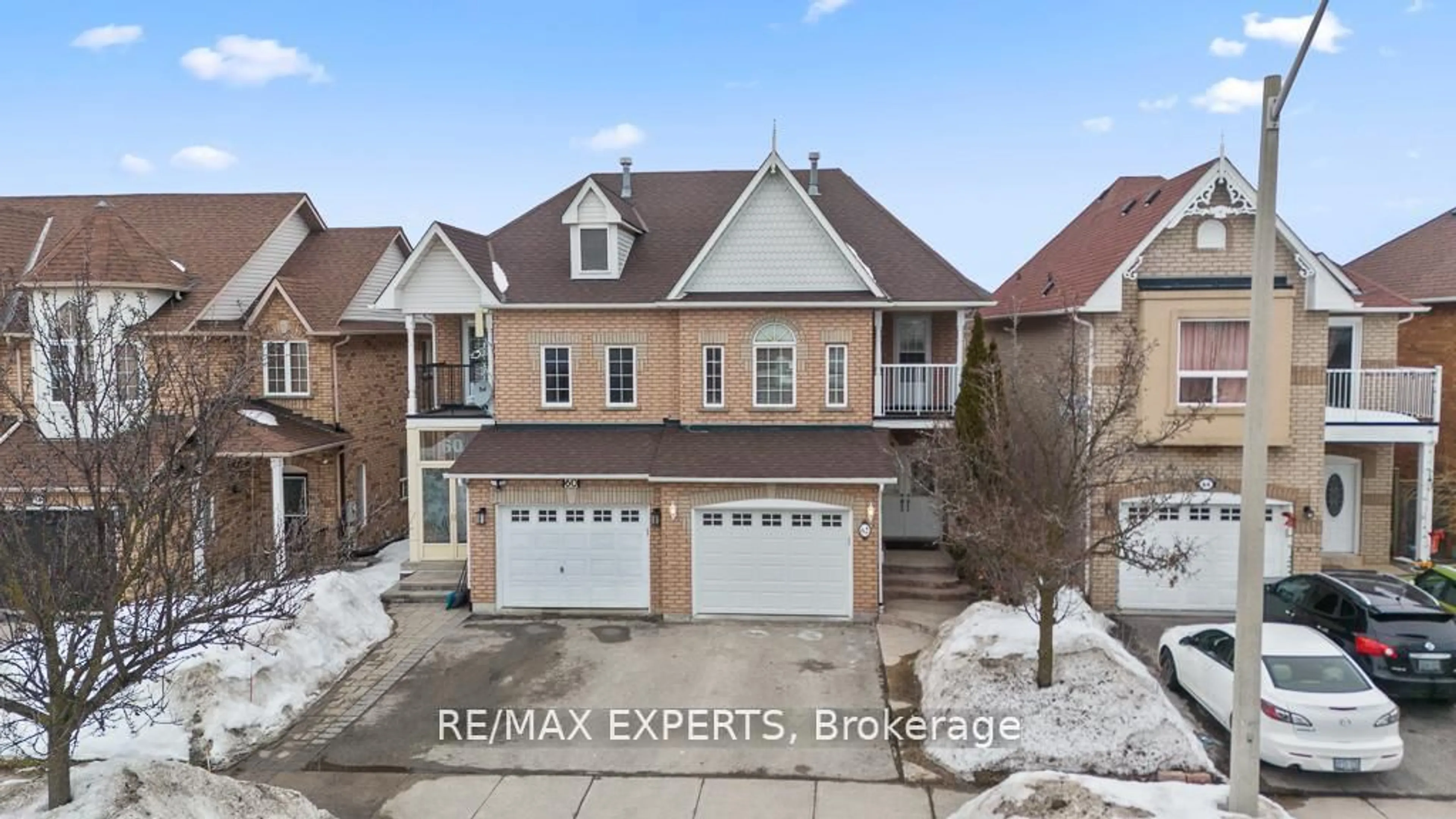 A pic from outside/outdoor area/front of a property/back of a property/a pic from drone, street for 62 Colonial Cres, Richmond Hill Ontario L4E 3X3