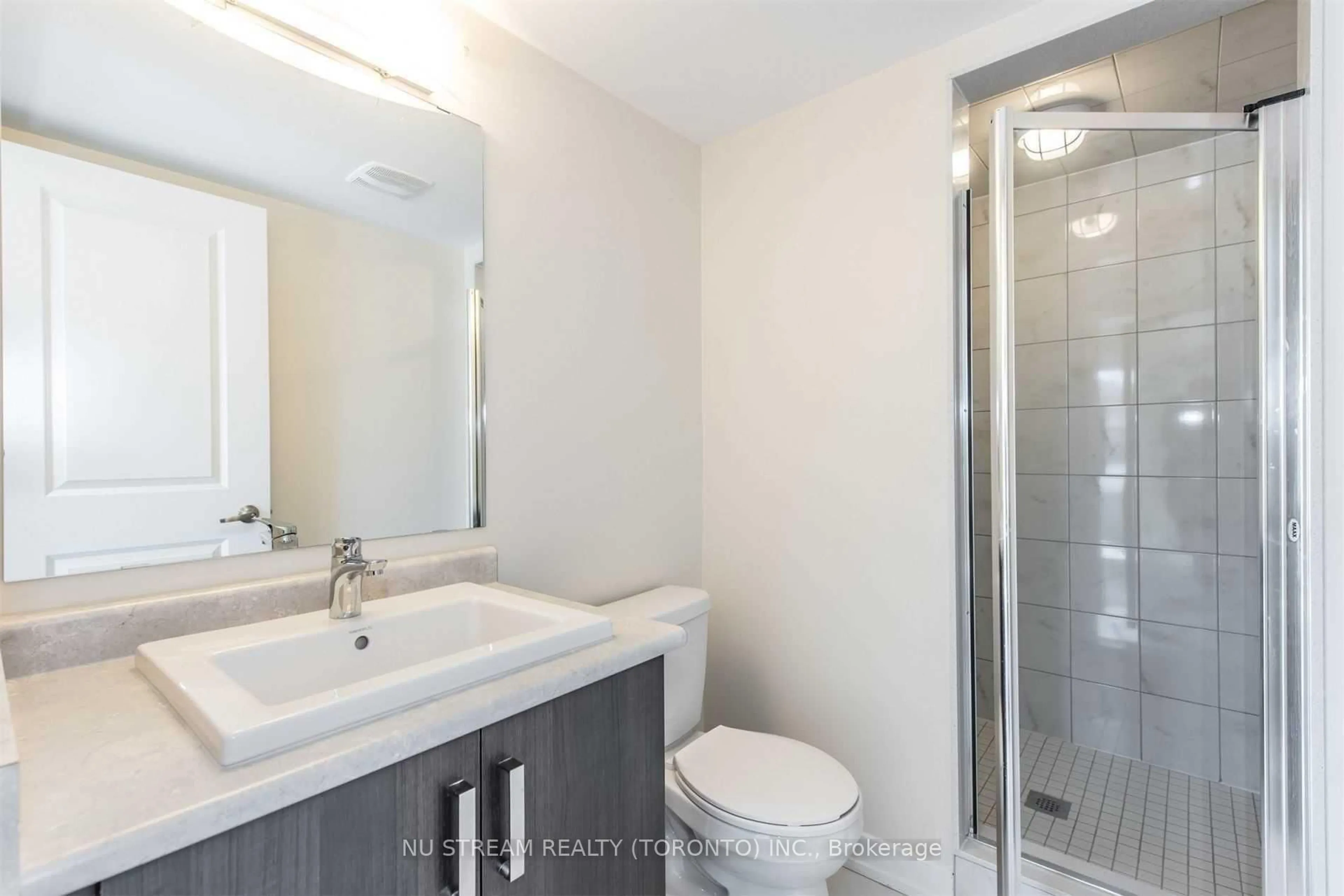 Standard bathroom, ceramic/tile floor for 10578 Bathurst St, Vaughan Ontario L6A 4Y4
