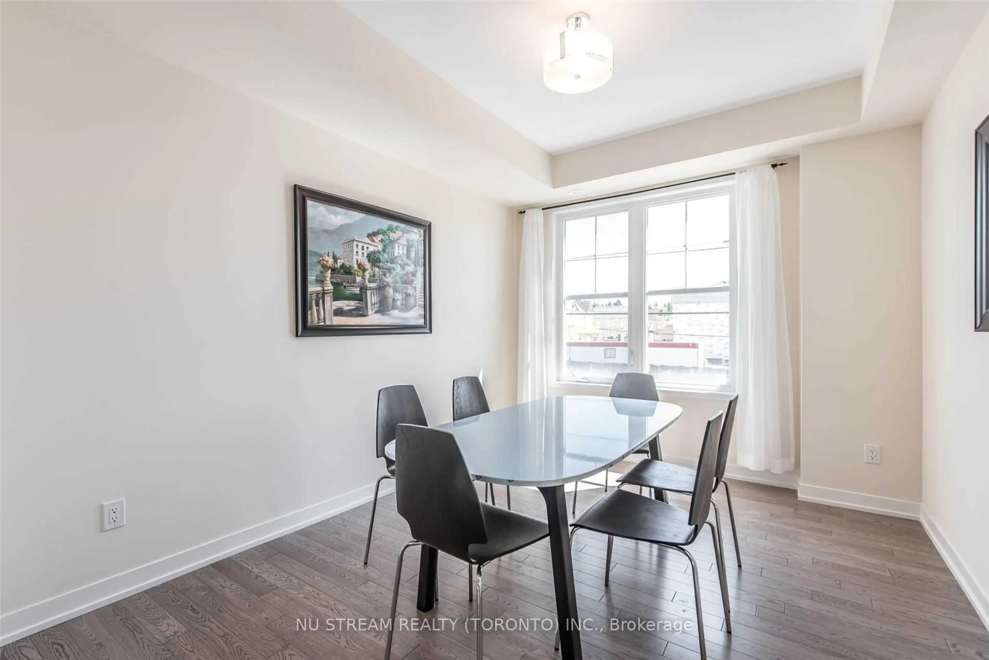 Dining room, wood/laminate floor for 10578 Bathurst St, Vaughan Ontario L6A 4Y4