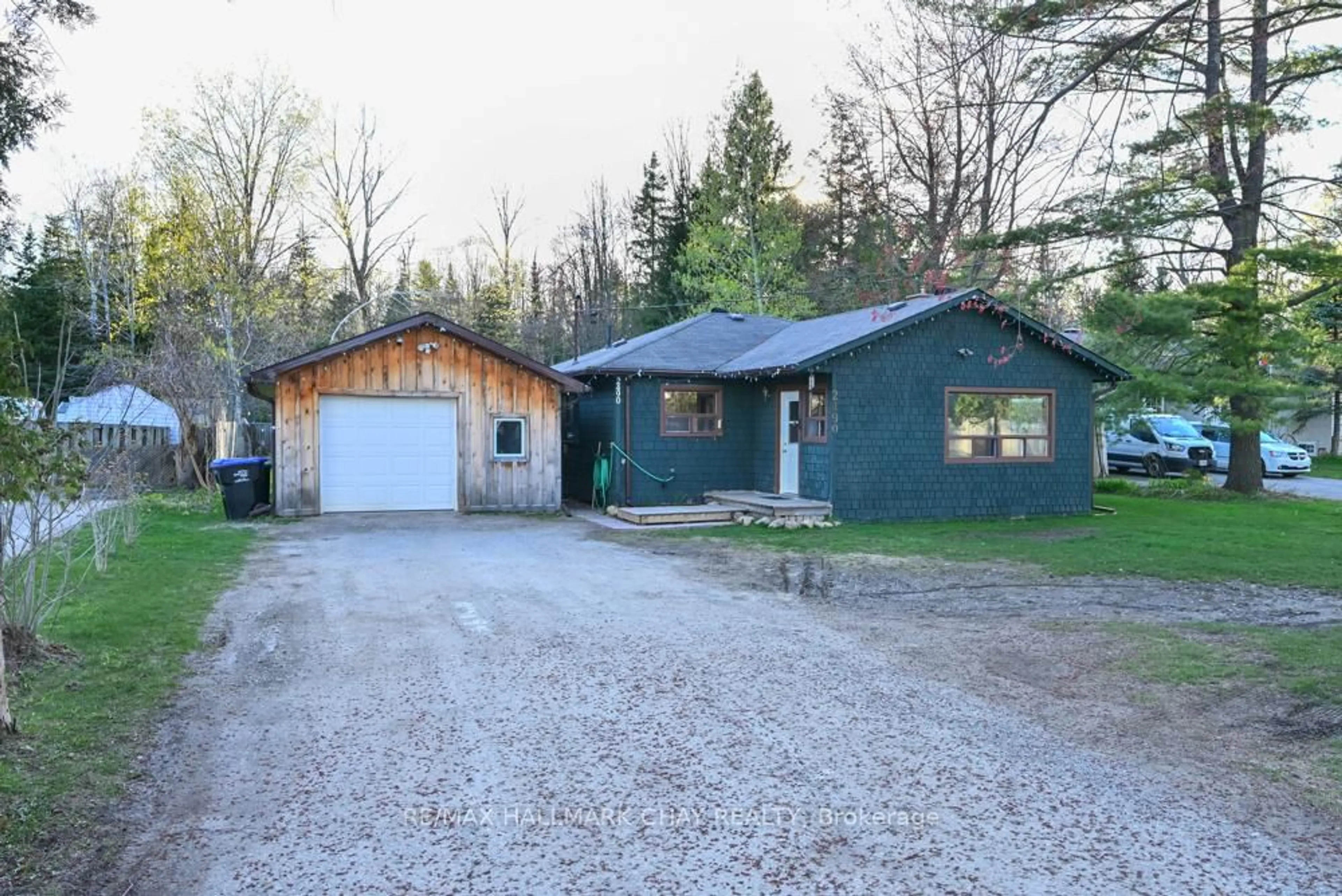A pic from outside/outdoor area/front of a property/back of a property/a pic from drone, street for 2490 25th Sdrd, Innisfil Ontario L9S 2H1