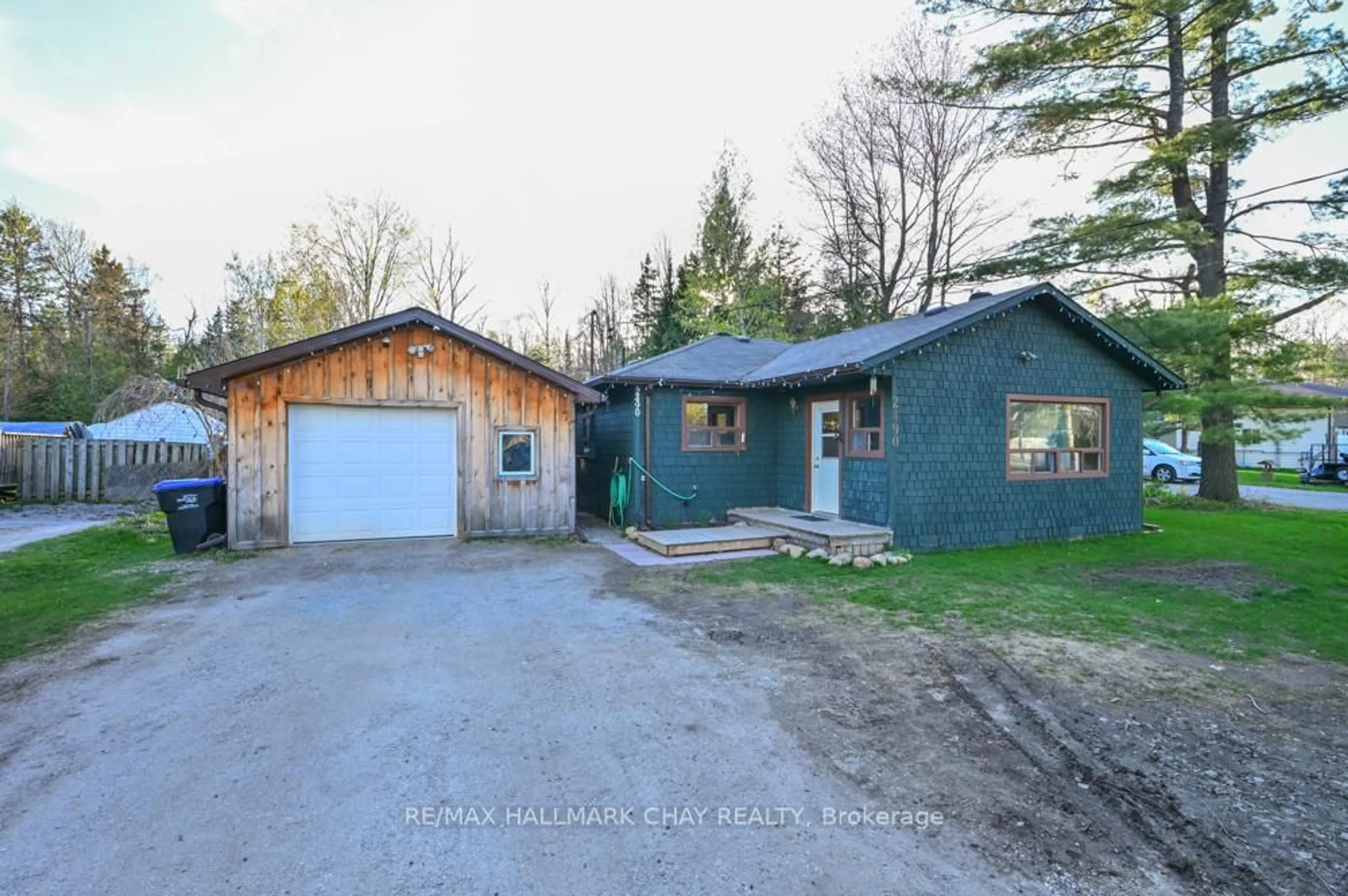 A pic from outside/outdoor area/front of a property/back of a property/a pic from drone, street for 2490 25th Sdrd, Innisfil Ontario L9S 2H1