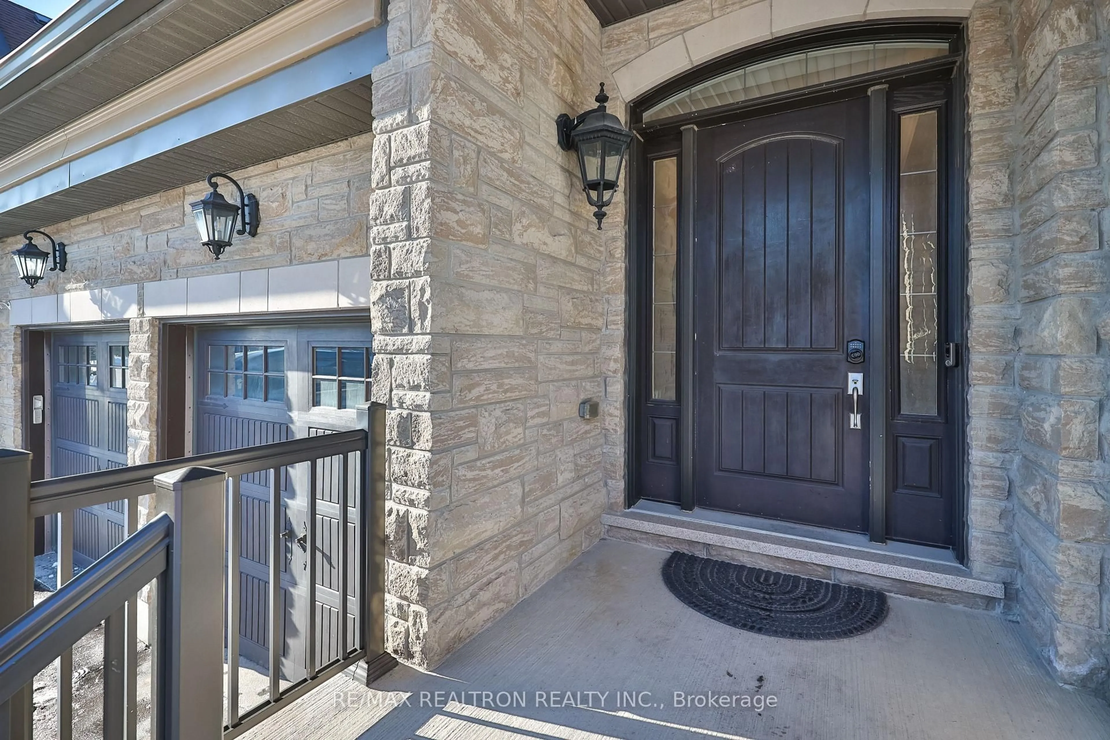 Indoor entryway for 63 Cairns Gate, King Ontario L7B 0P5