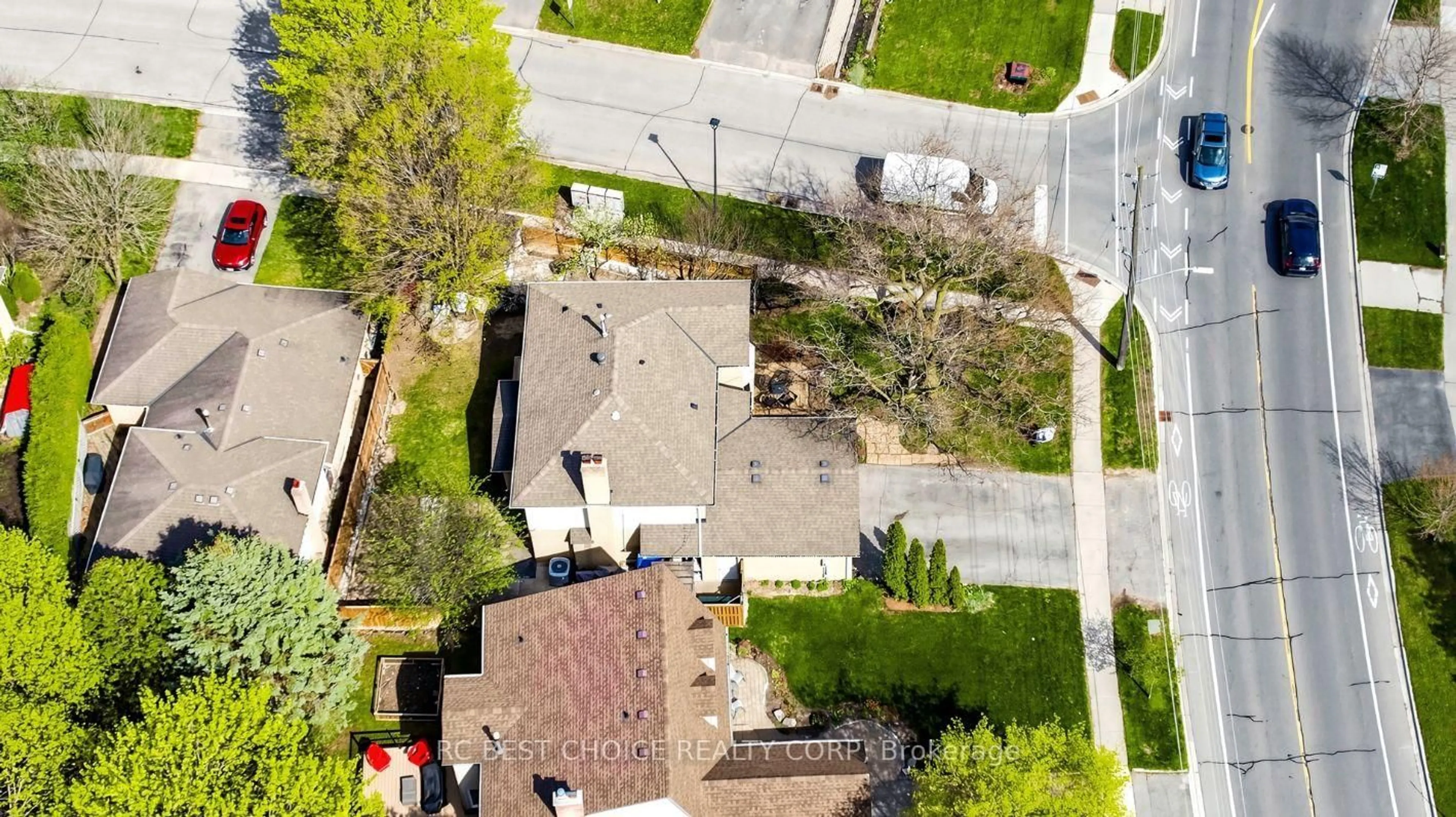 A pic from outside/outdoor area/front of a property/back of a property/a pic from drone, street for 515 London Rd, Newmarket Ontario L3Y 6E4
