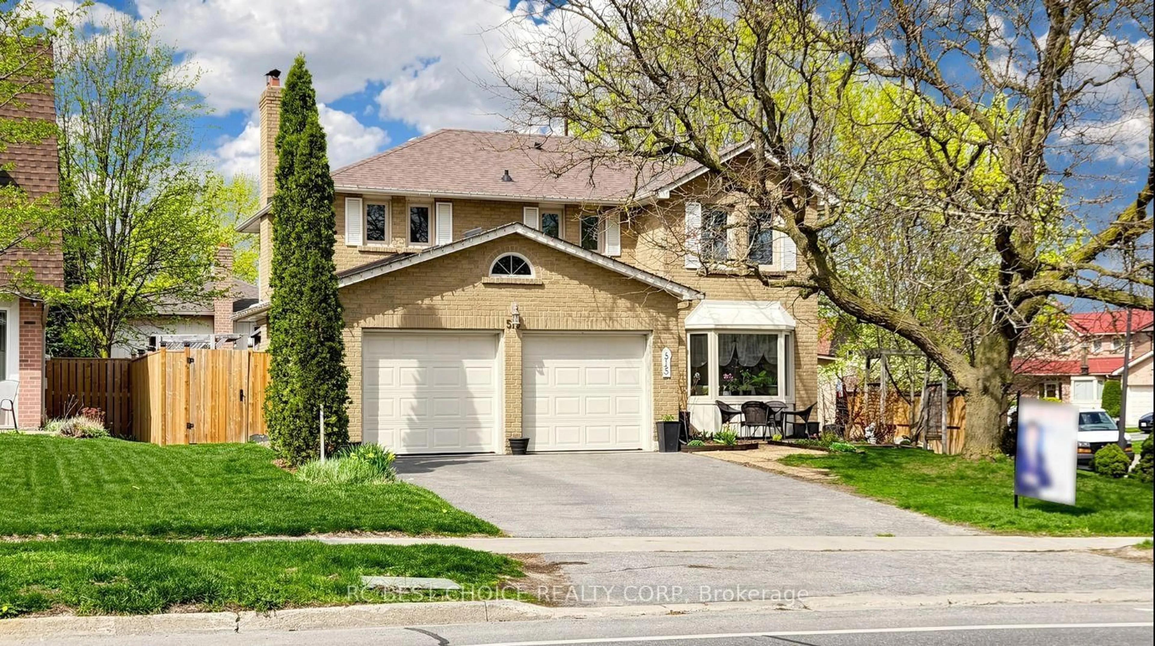 Home with brick exterior material, street for 515 London Rd, Newmarket Ontario L3Y 6E4