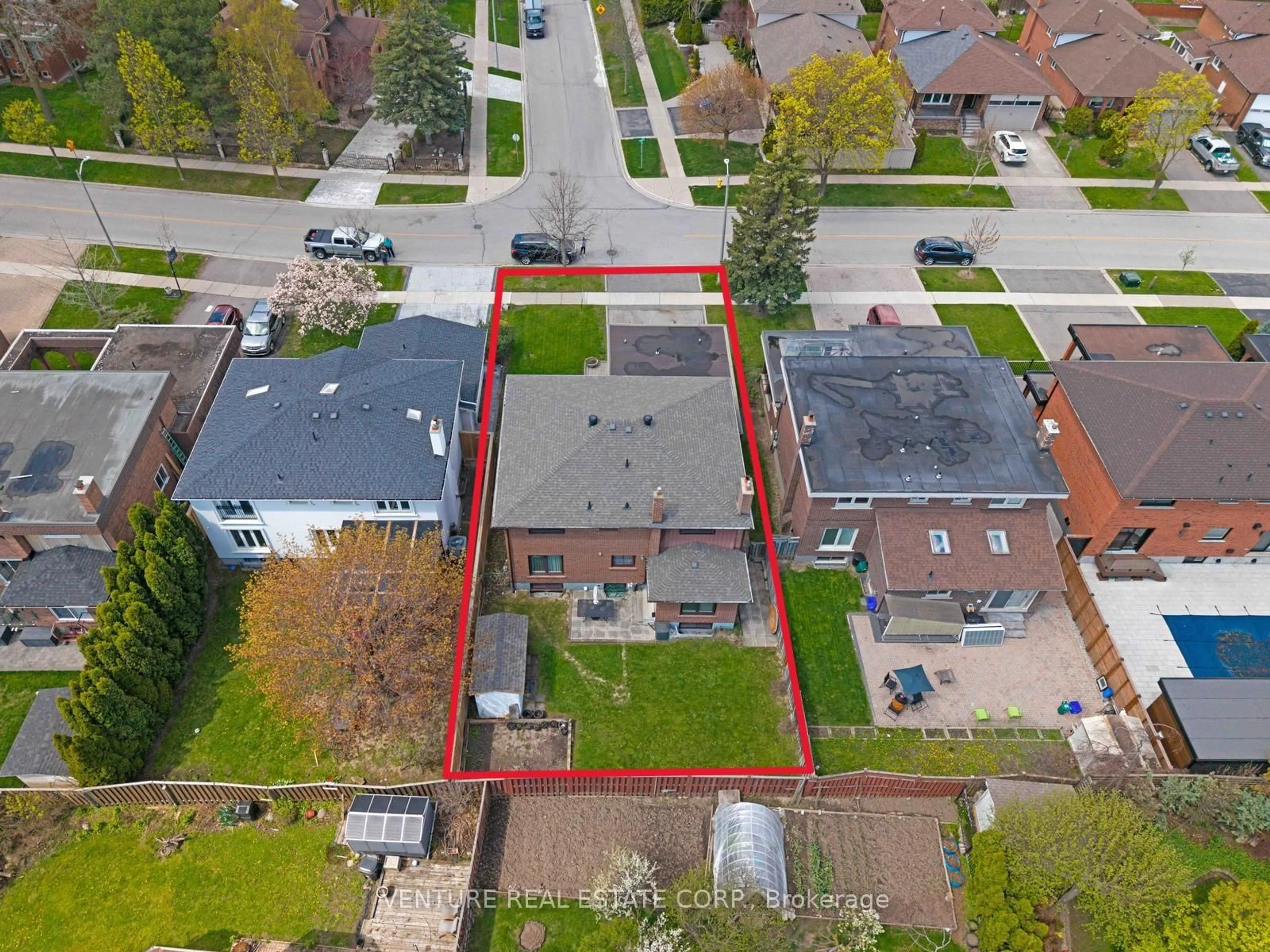 A pic from outside/outdoor area/front of a property/back of a property/a pic from drone, street for 83 Jeanne Dr, Vaughan Ontario L4L 1X8