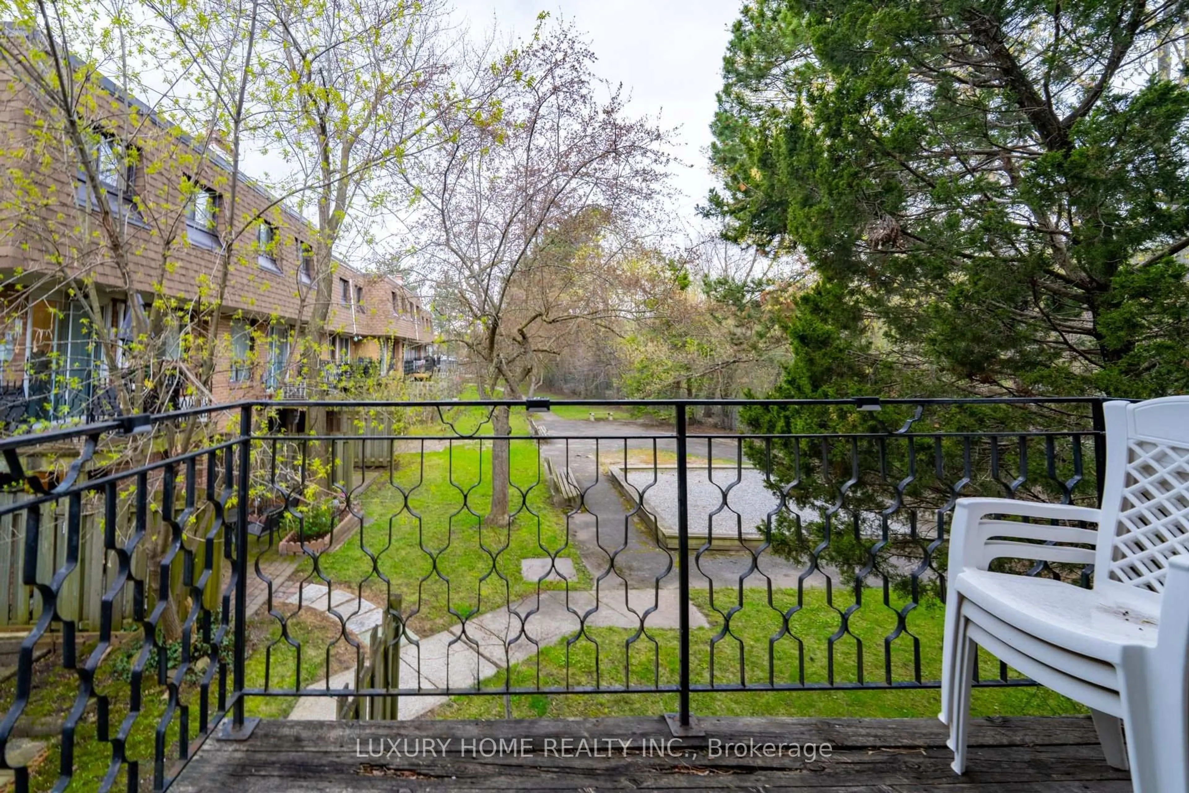 Patio, street for 100 Henderson Ave #2, Markham Ontario L3T 2K8