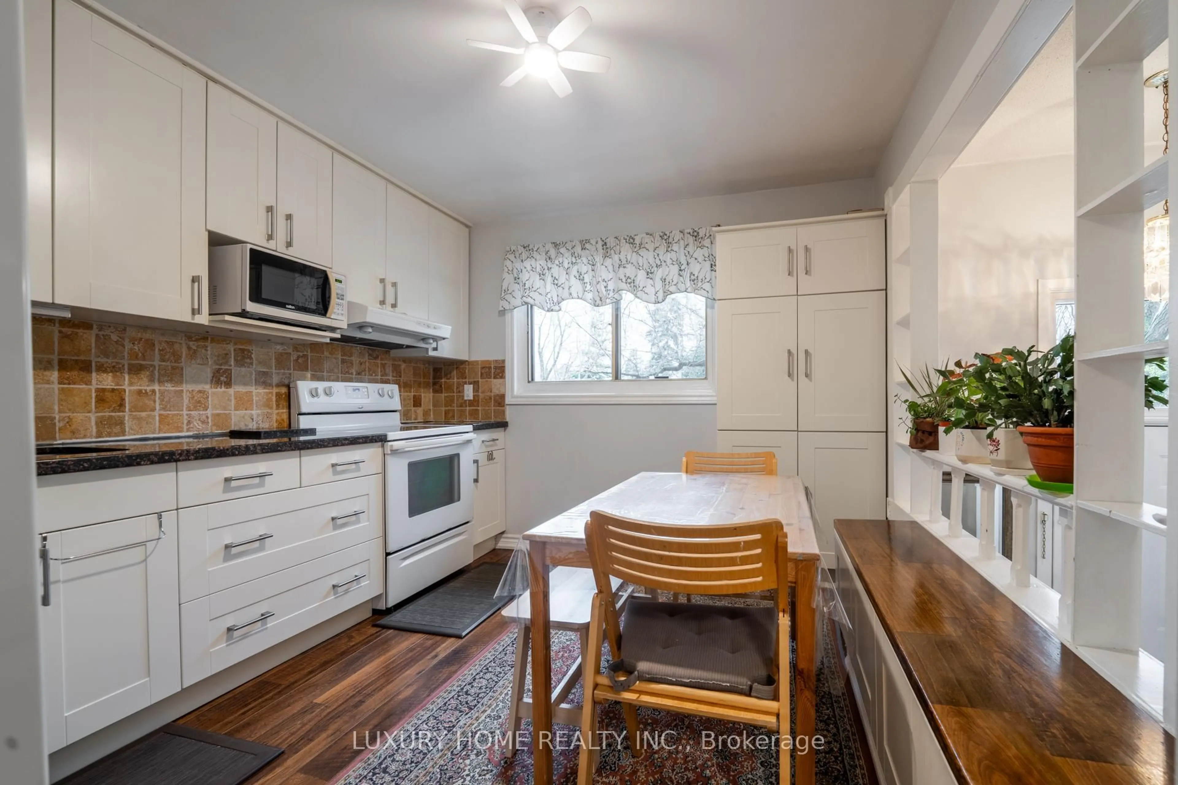 Standard kitchen, wood/laminate floor for 100 Henderson Ave #2, Markham Ontario L3T 2K8