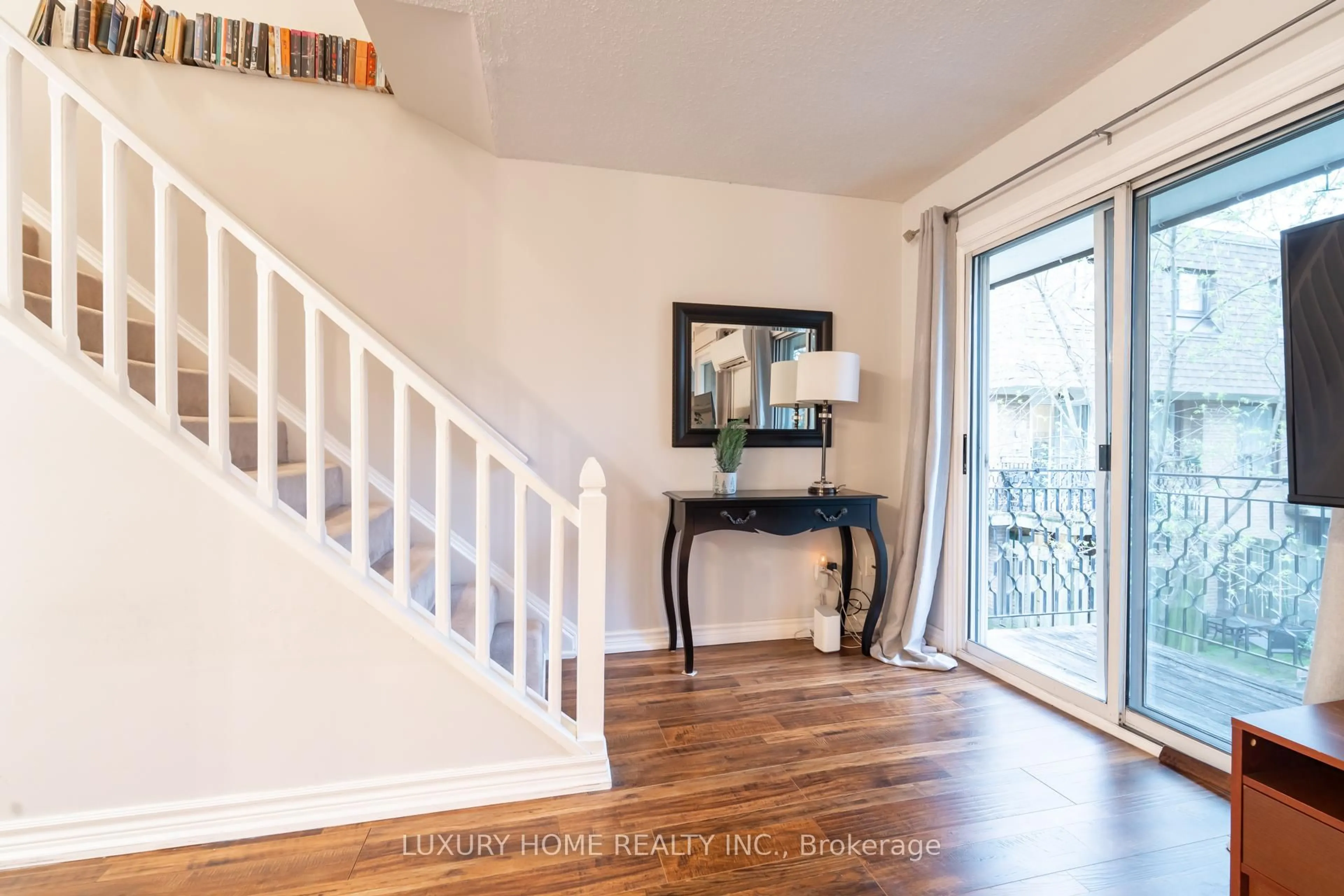 Indoor entryway for 100 Henderson Ave #2, Markham Ontario L3T 2K8